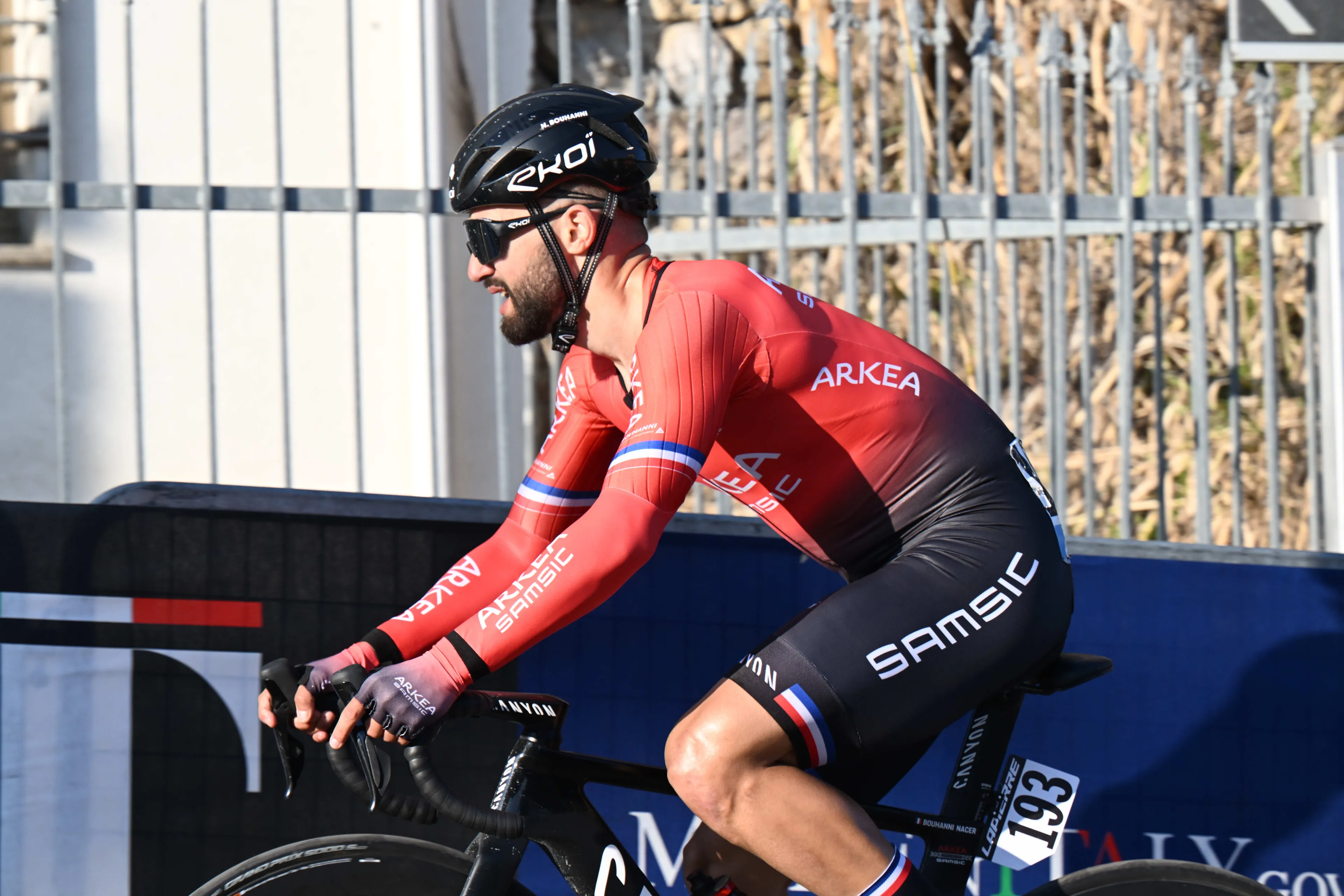 VIDEO: Pedestrian causes crash that takes out Bouhanni and Peñalver in Turkey