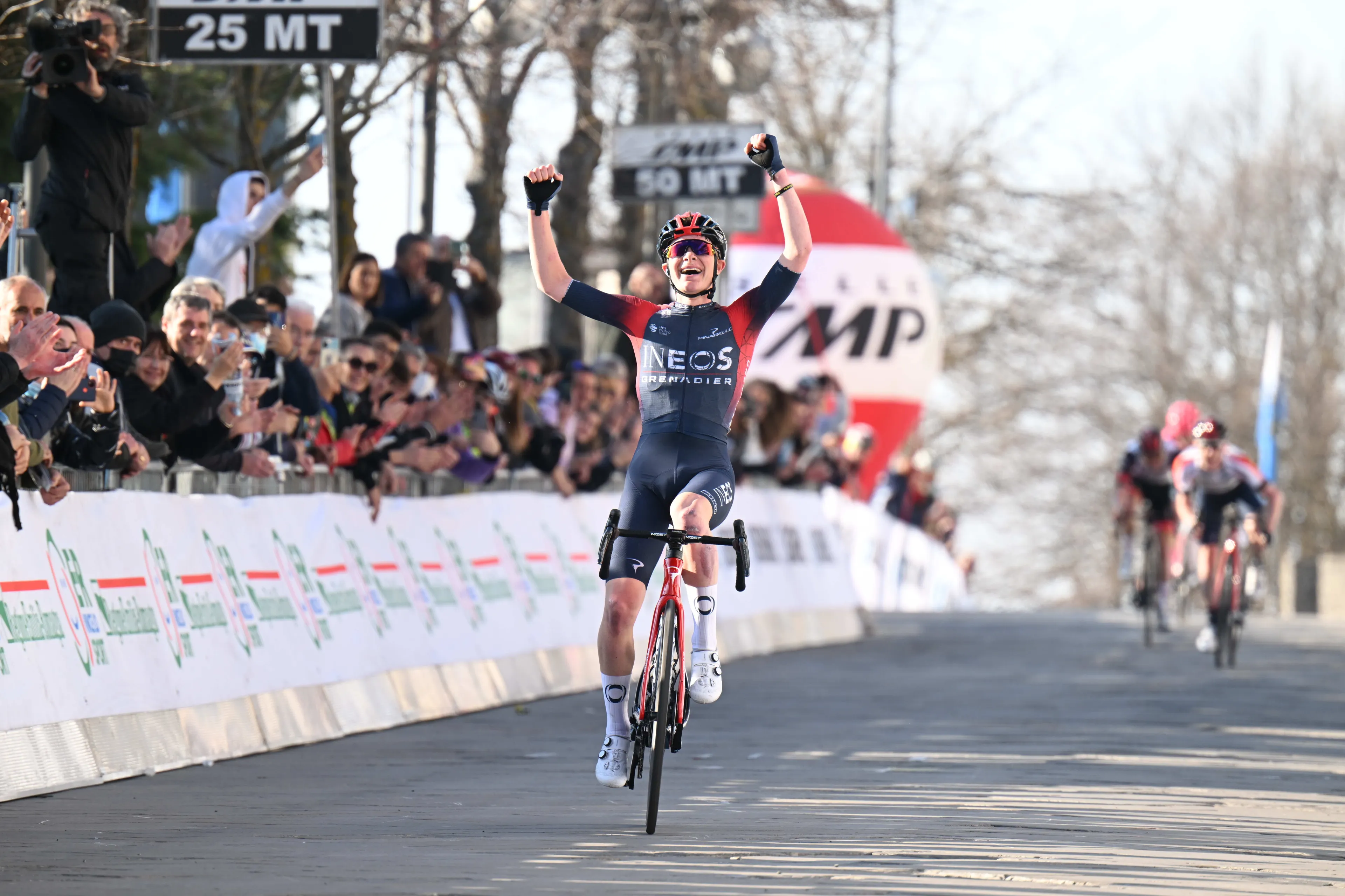 Coppi e Bartali: Ben Tulett wins as INEOS dominate queen stage