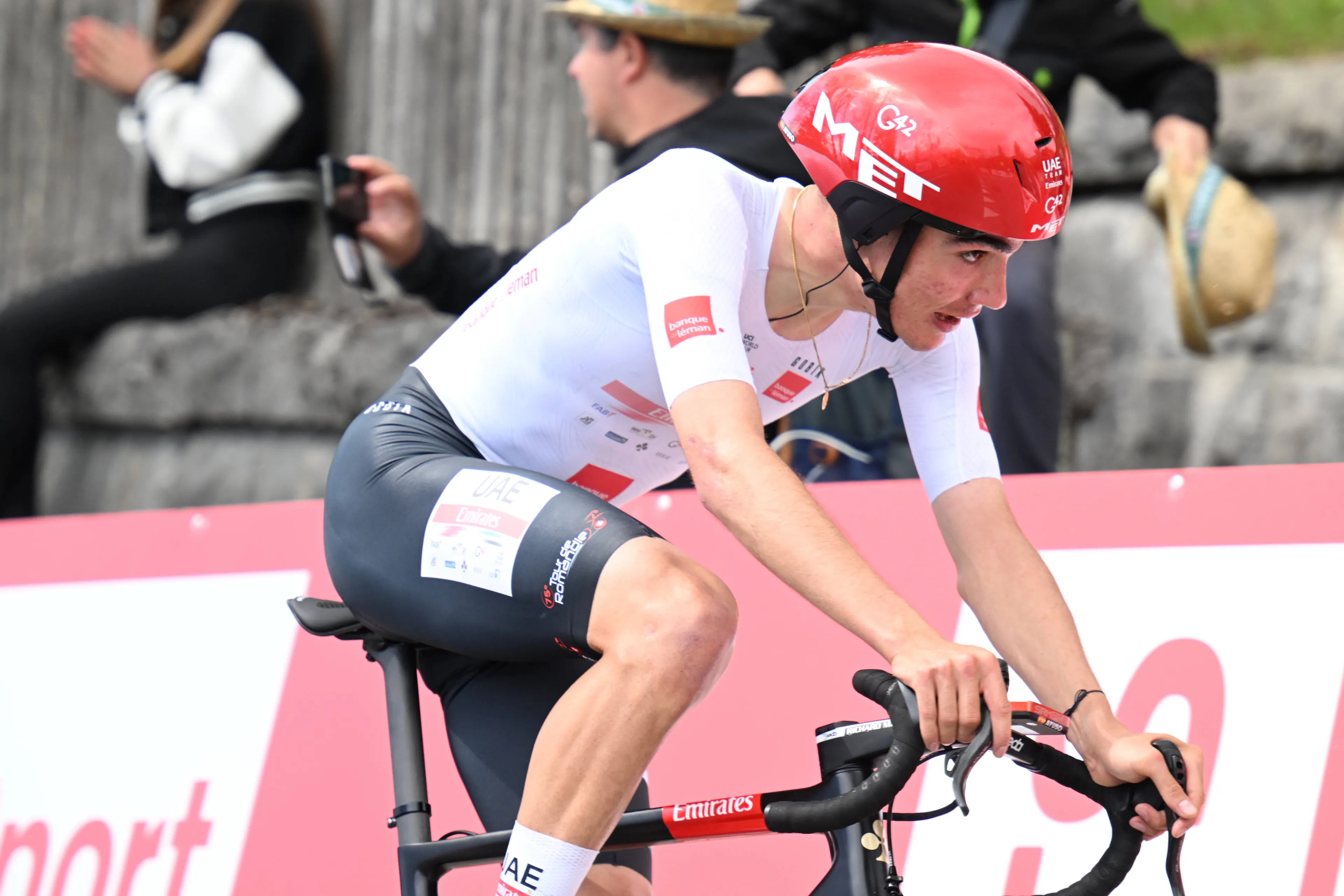 No return in sight for Juan Ayuso as tendinitis lingers: "Until we have the security of a training base, we will not define his calendar"