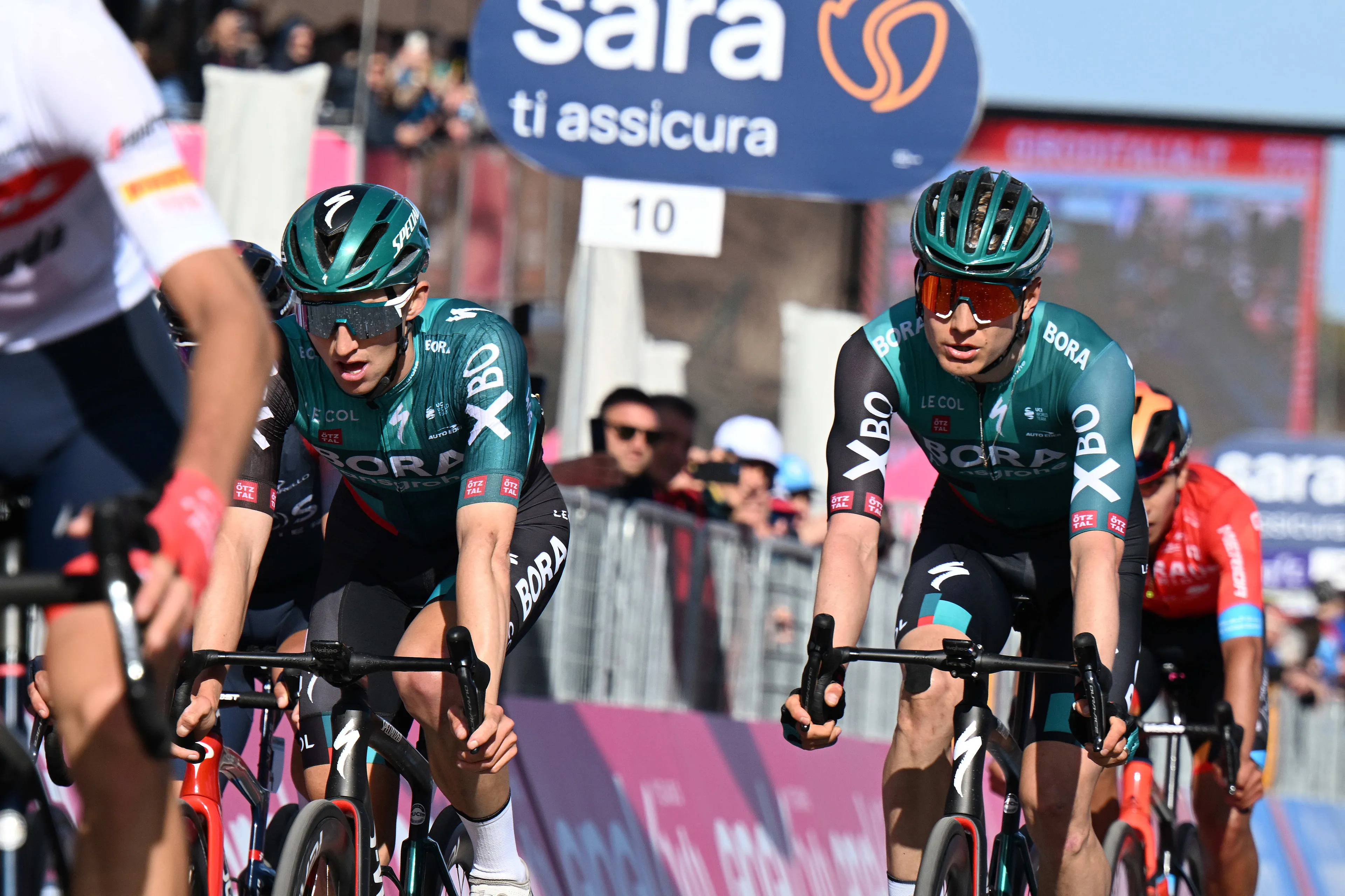 Hindley thankful of "committed and great teammates" crucial to Giro success
