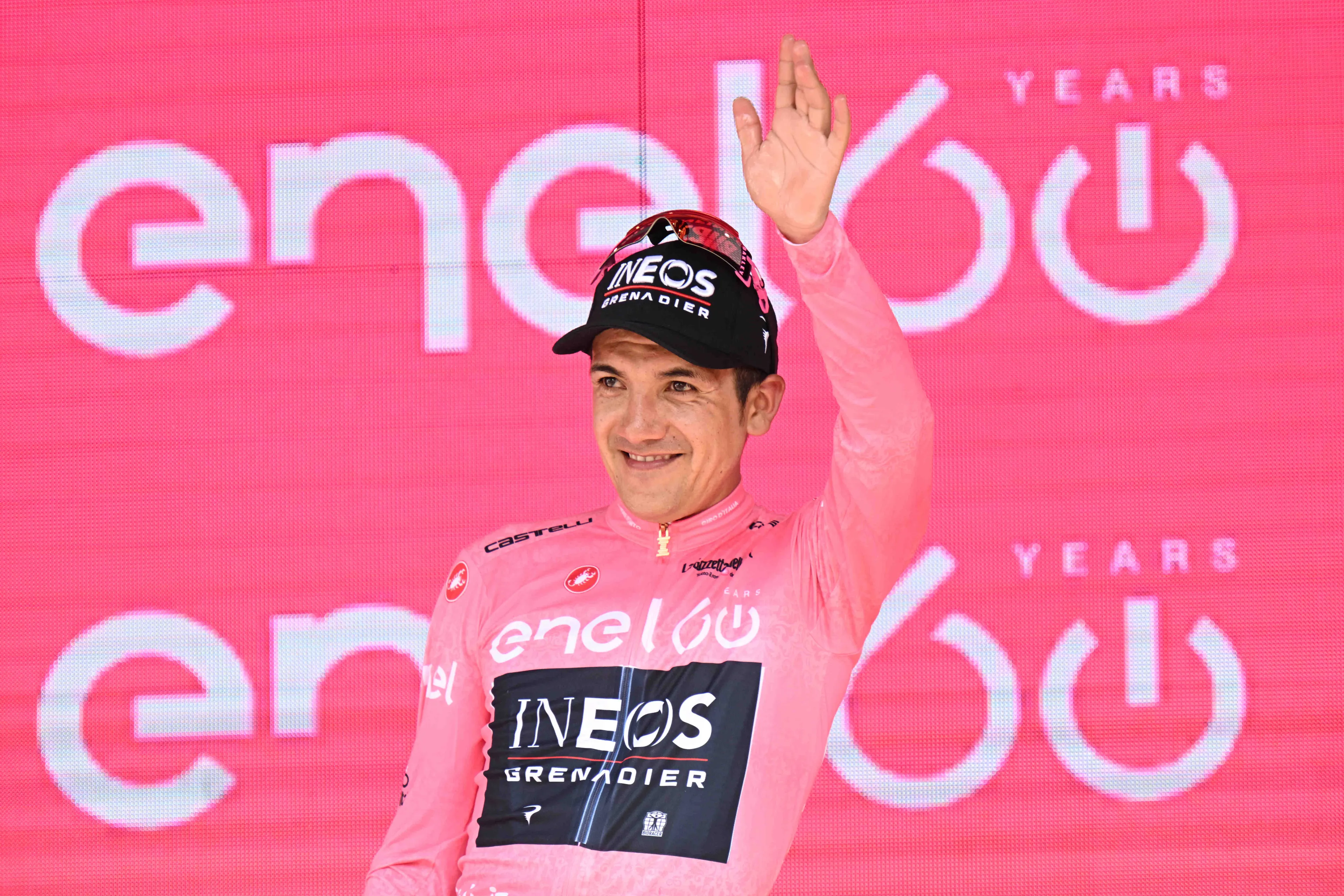 Video: Richard Carapaz and Simon Yates crash at the start of stage 15