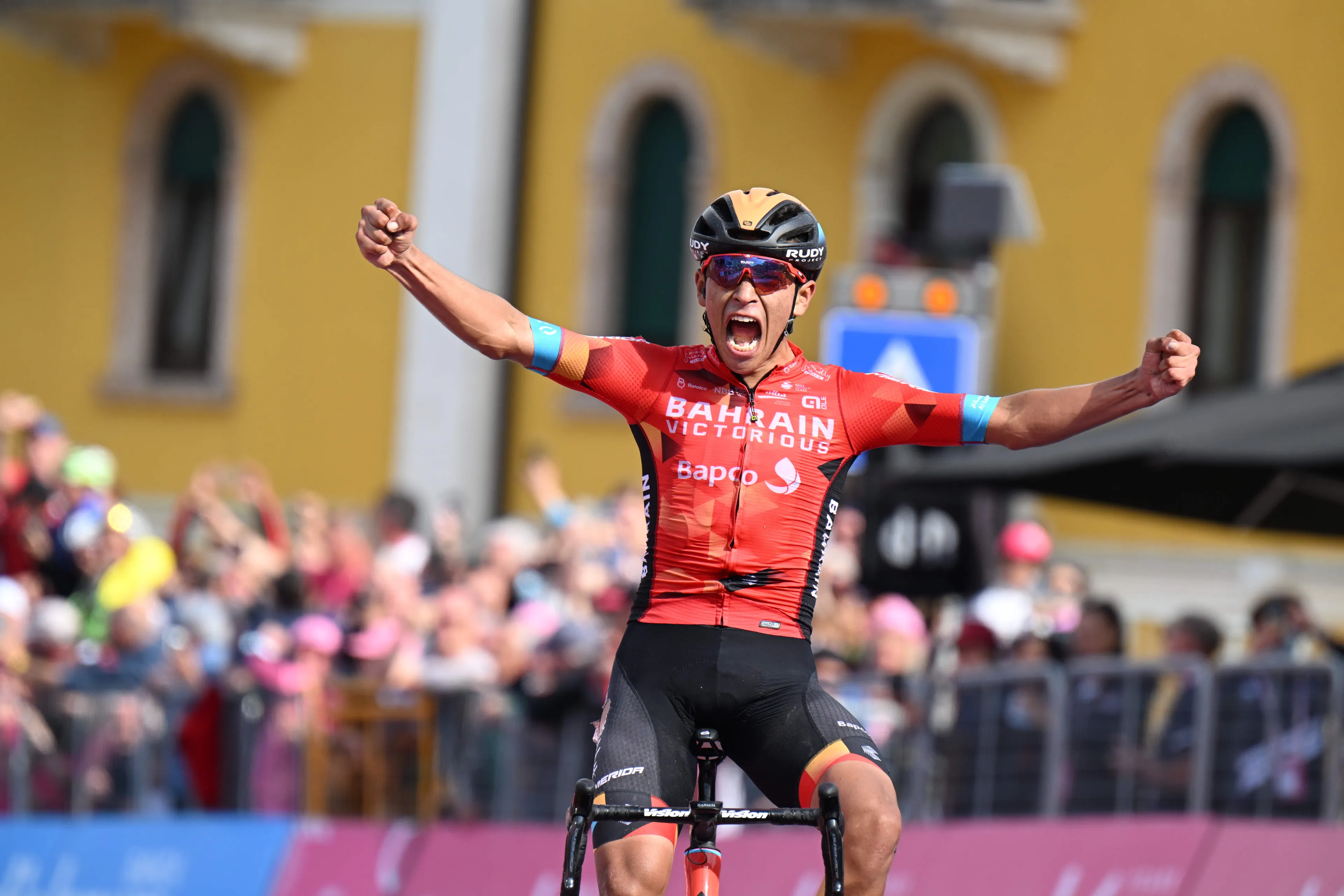 Giro d'Italia: Santiago Buitrago wins stage 17 in gruesome mountain stage