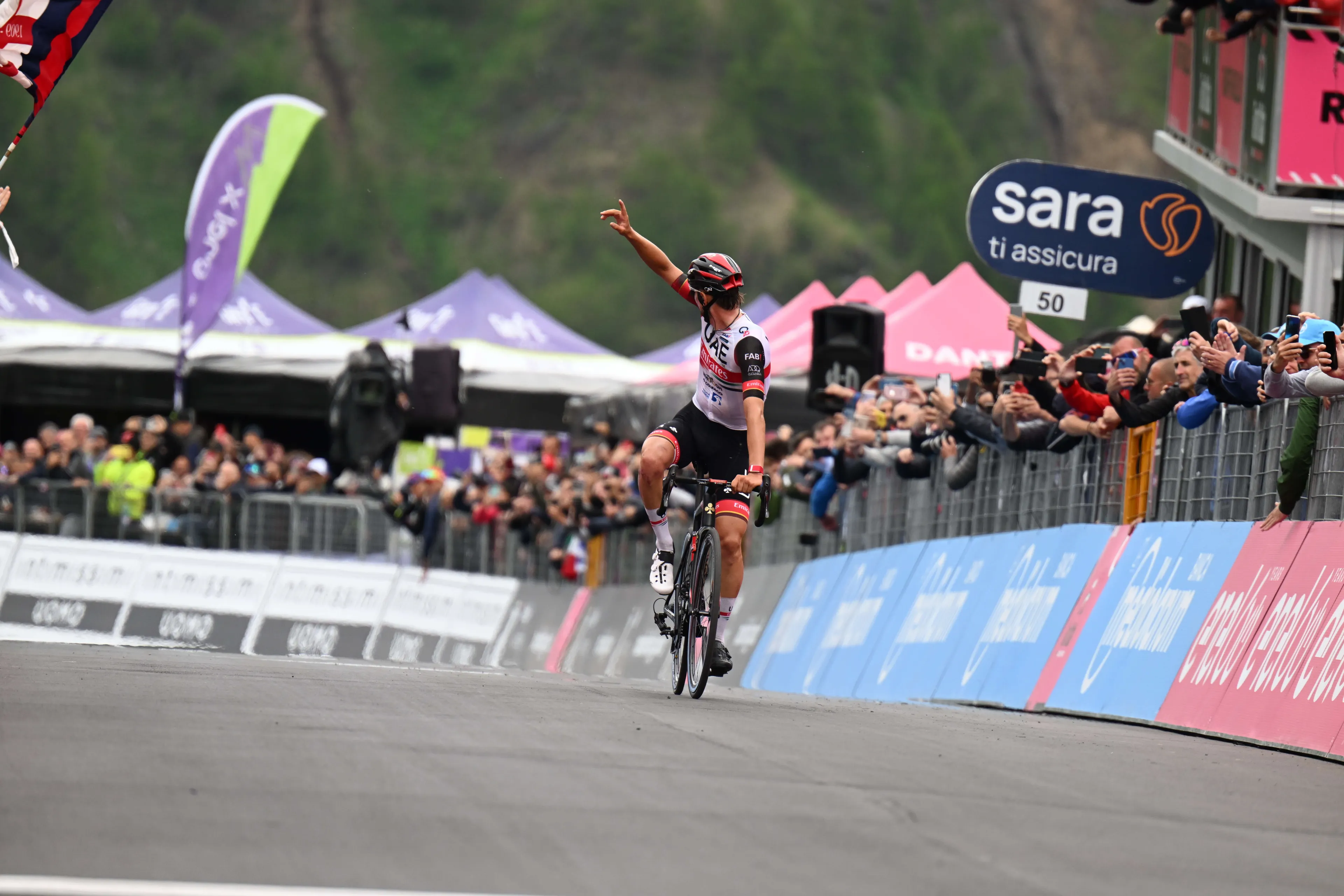 Giro d'Italia: Hindley takes Giro lead as Carapaz explodes on Fedaia, Alessandro Covi victorious