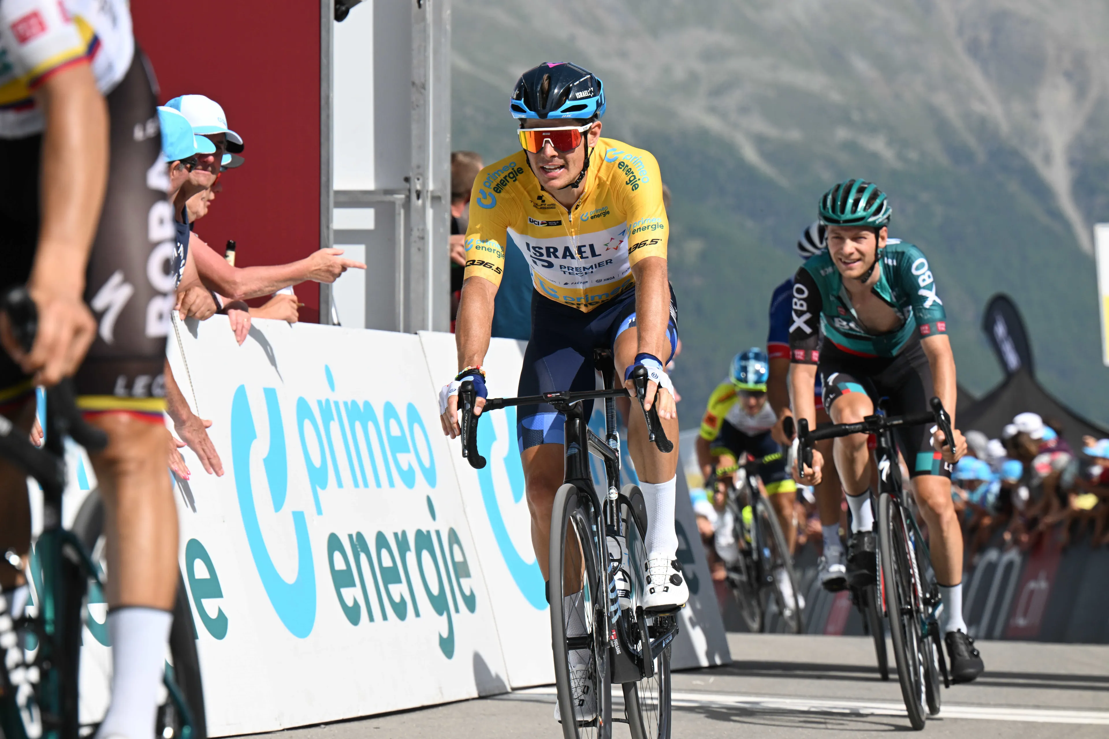 Jakob Fuglsang "happy to have the jersey" however fails to take time on Thomas