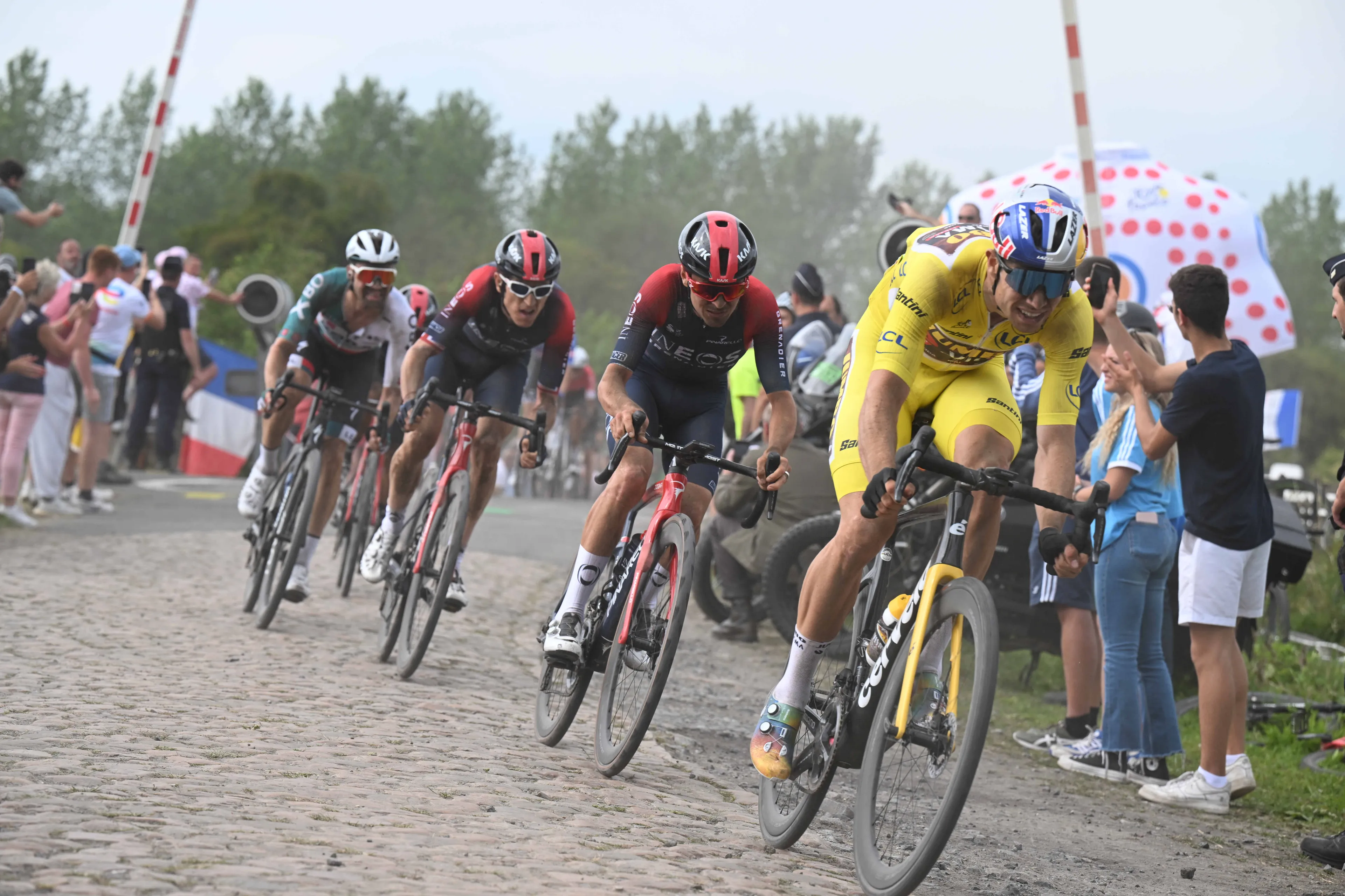 Wout van Aert stays in yellow despite total chaos at Tour de France - "It was a true thriller, but not what we had hoped for"