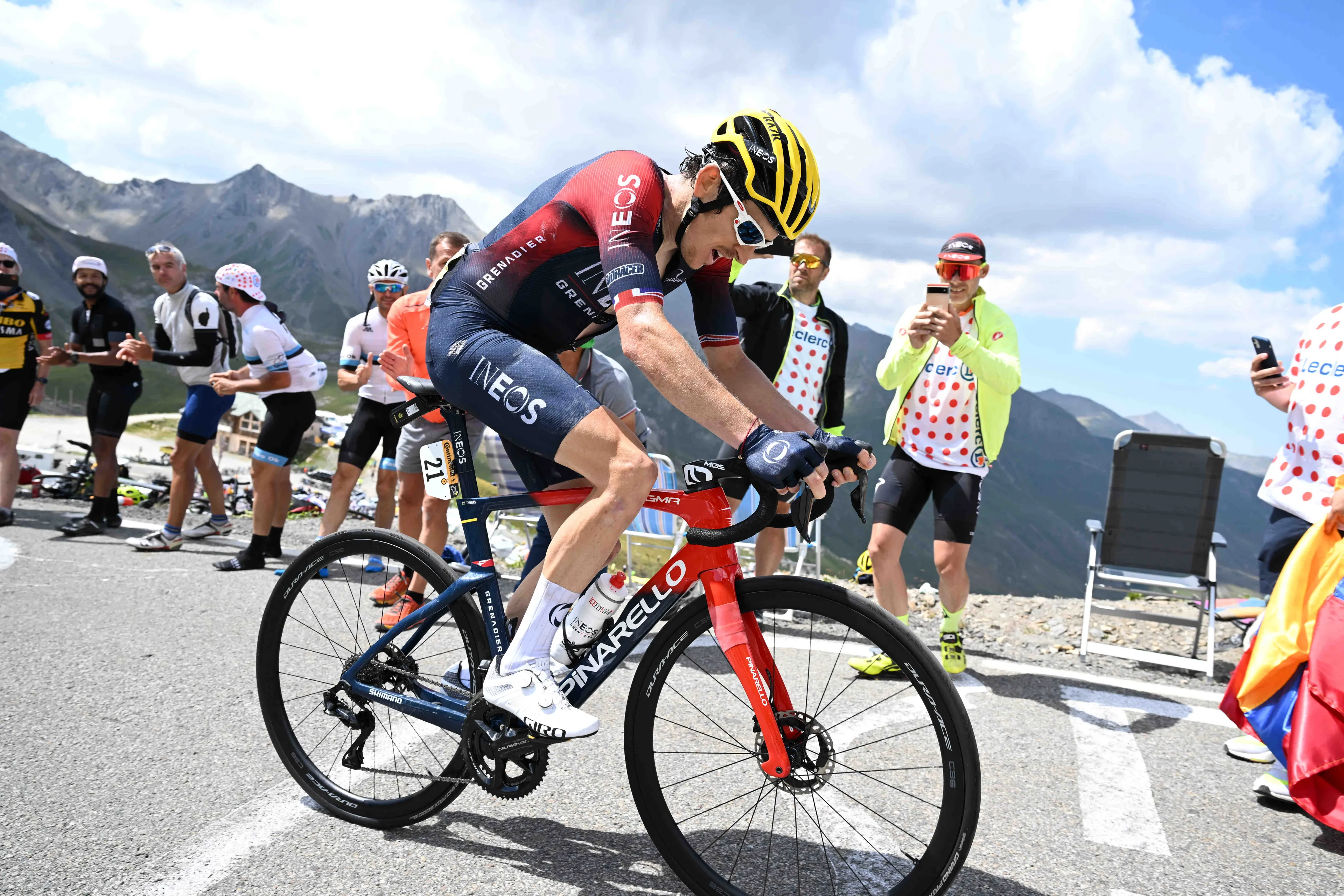 Geraint Thomas shows off his football skills - "Just waiting on that contract now"