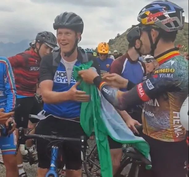 Video: Lucky fan gets green jersey from Wout van Aert after Tour de France stage finish