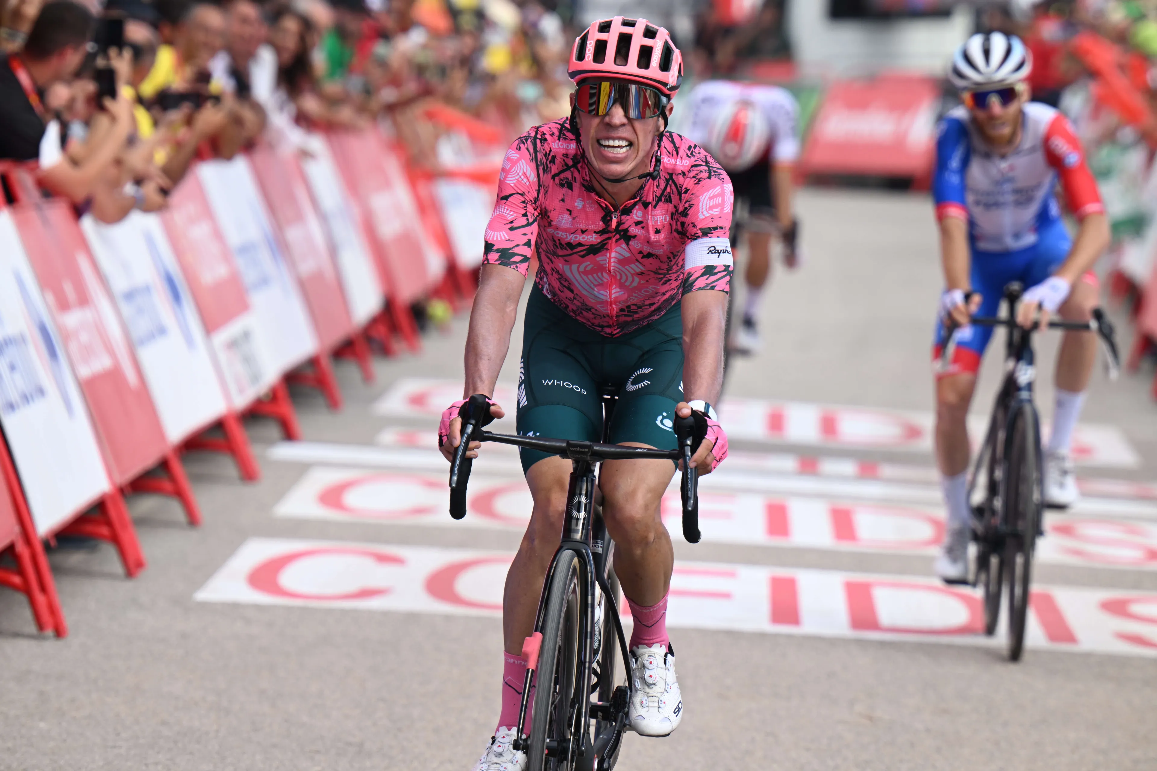 Vuelta a Espana: Rigoberto Urán wins stage 17 following dramatic uphill sprint in Tentudía