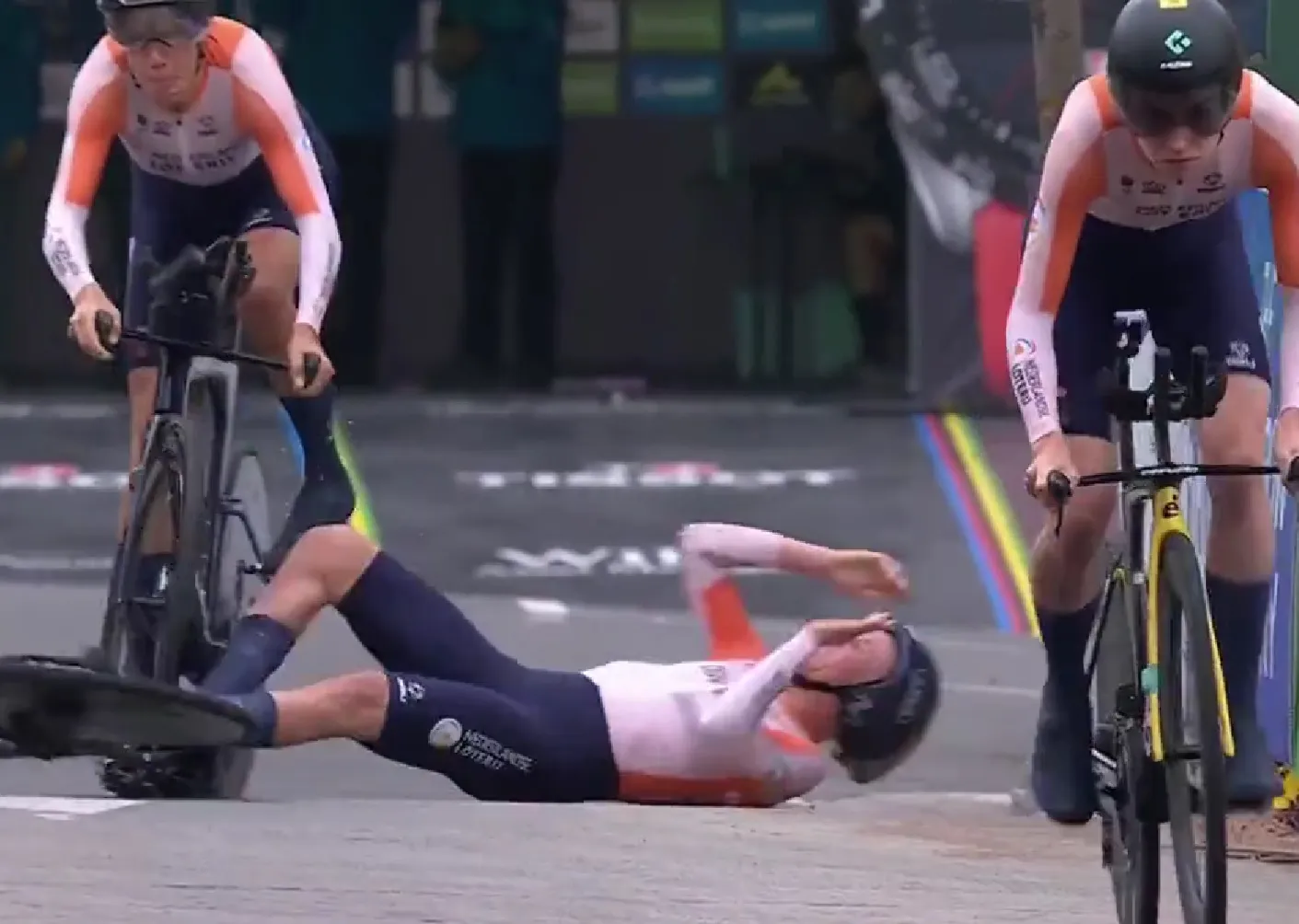Video | Annemiek van Vleuten crashes at the start of Mixed Relay