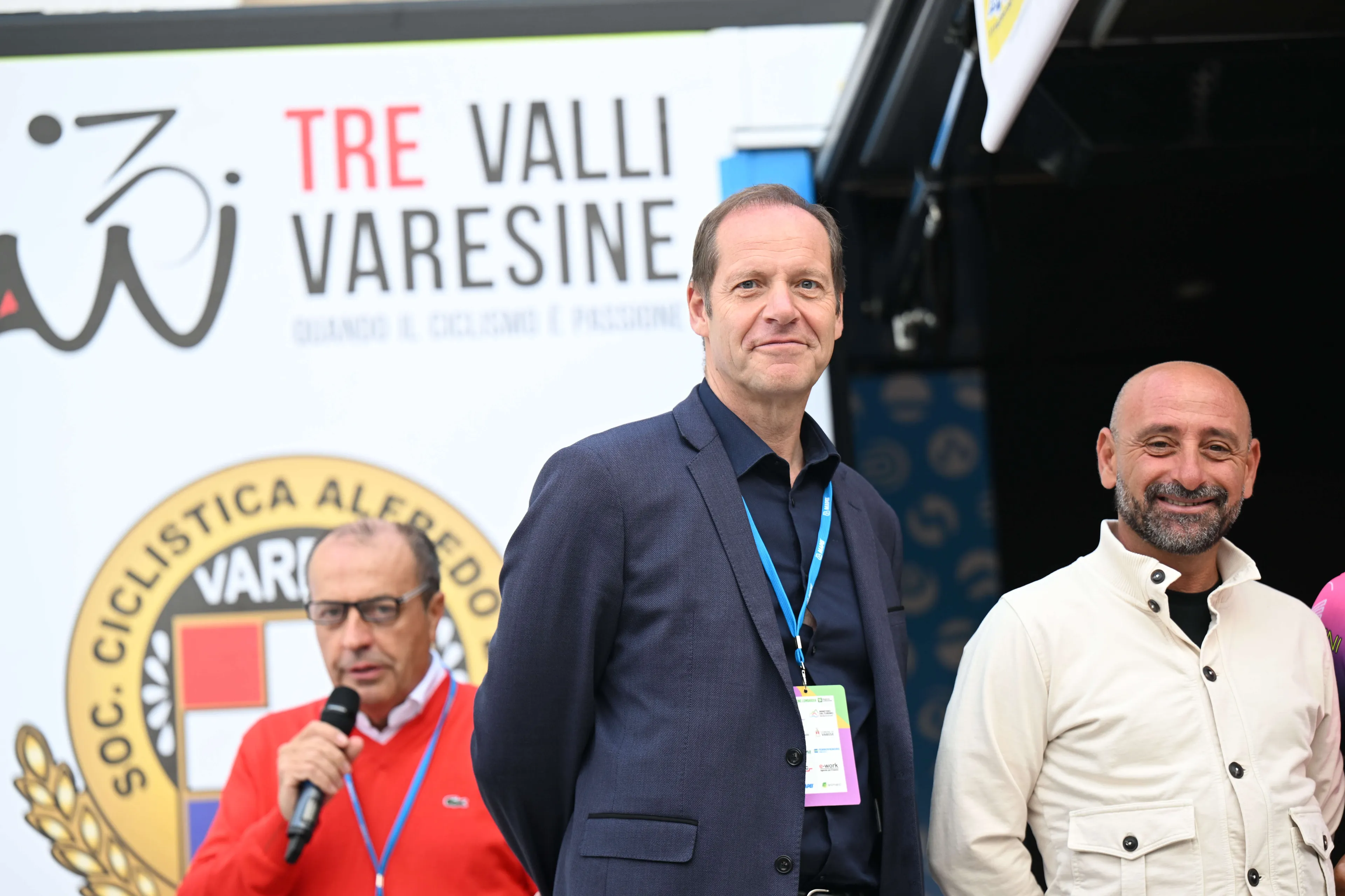 Christian Prudhomme outraged about cyclist clothing: "It's not possible for a rider to sit on the ground after such a fall with a completely torn shirt"