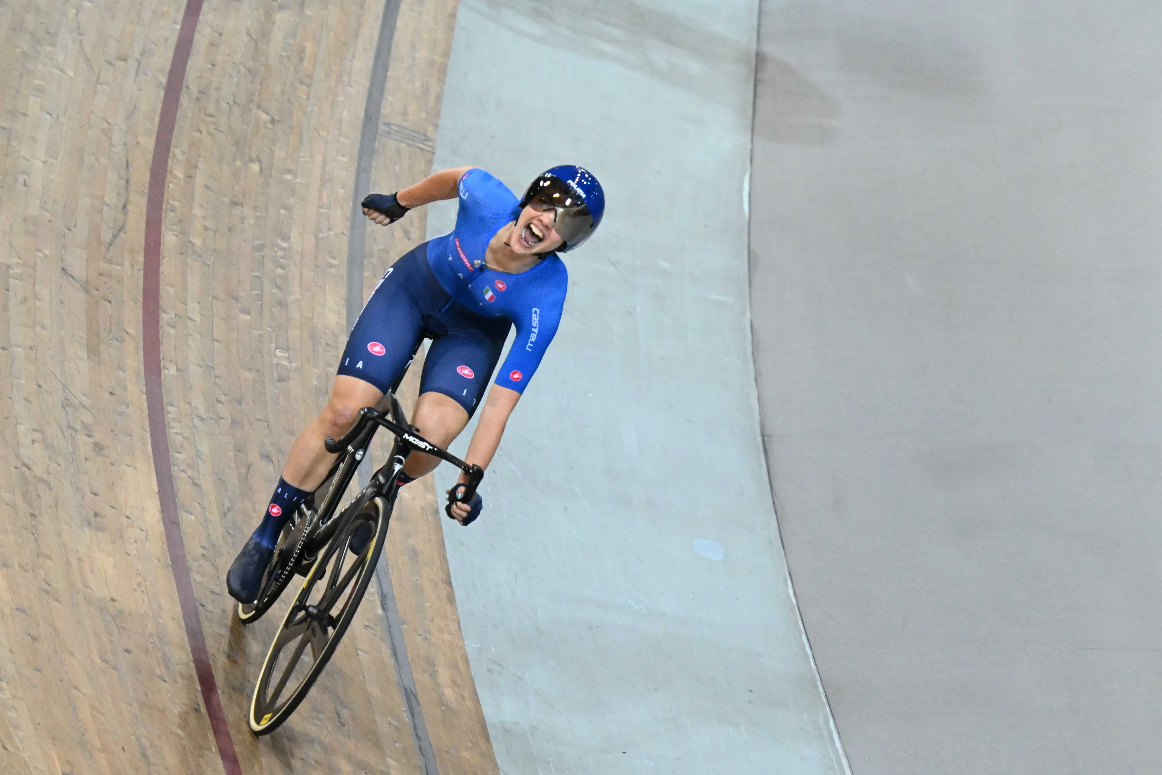 Martina Fidanza defends Scratch Race title at Track World Championships
