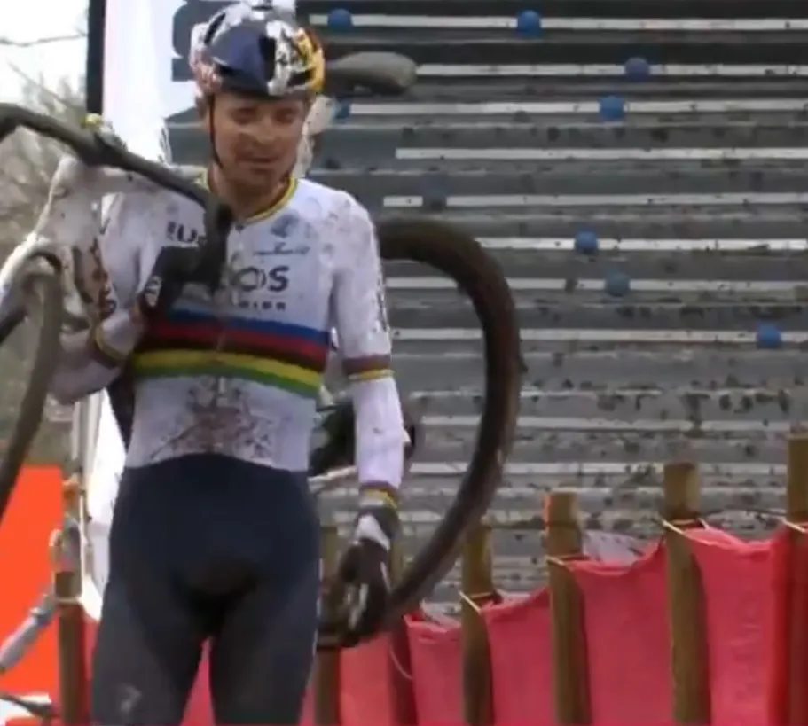 Video: Tom Pidcock's crash and abandon from Hulst World Cup