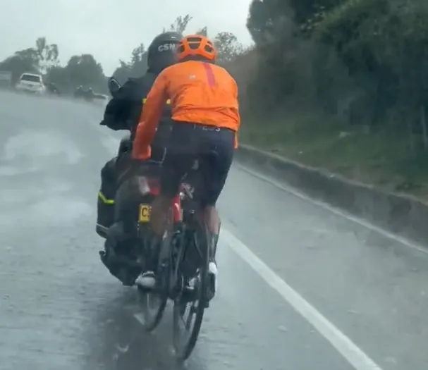 Video: Egan Bernal rides 270 kilometers at 39Km/h in the rain