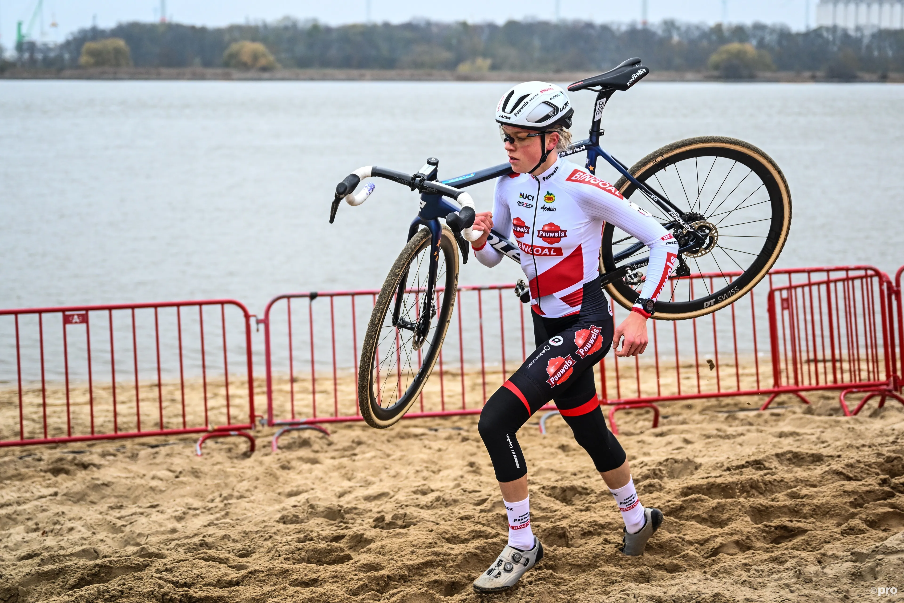 'No serious injuries' for Fem van Empel confirmed, Eli Iserbyt flies to Spain alongside rest of Pauwels Sauzen - Bingoal
