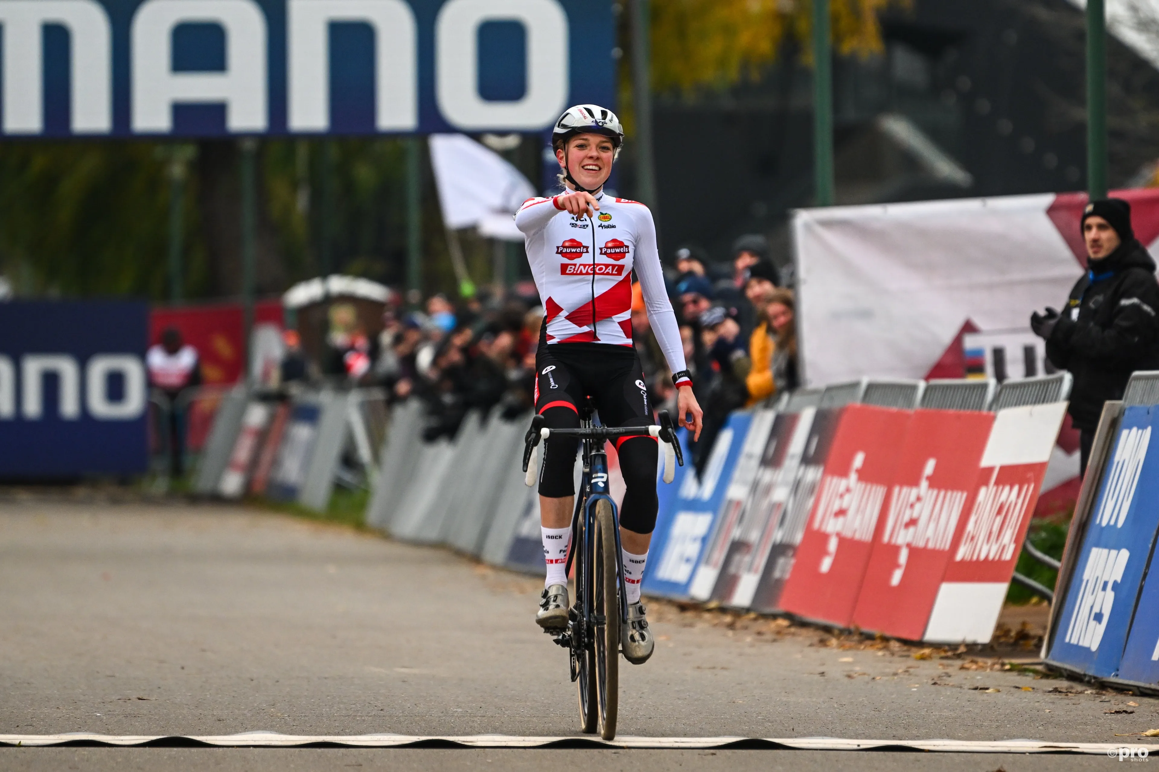 World Champion Fem van Empel starts cyclocross season on the right foot with victory in Beringen