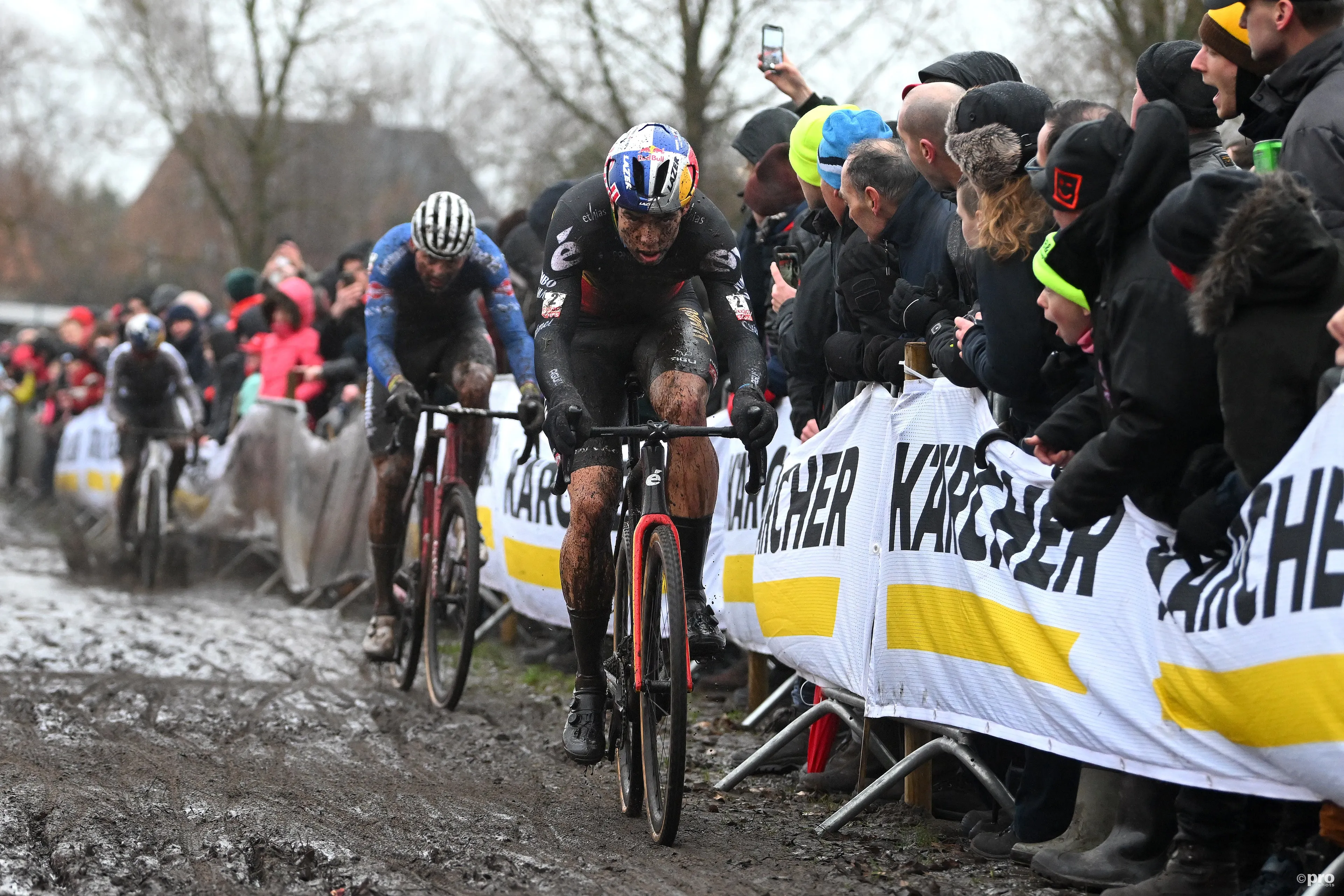 Video: Thrilling final lap battle between Mathieu van der Poel and Wout van Aert at Benidorm World Cup