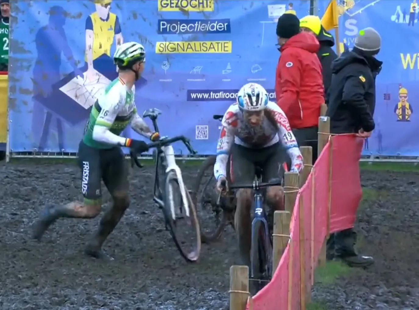 Laurens Sweeck lashes out at Vanthourenhout's pit crew after costly national championships incident - "I don't know how that could happen"