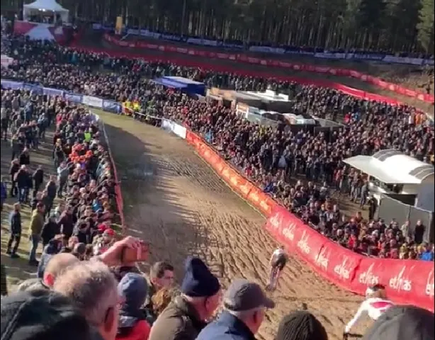 Video: Fem van Empel crashes hard in sand dune descent at Zonhoven