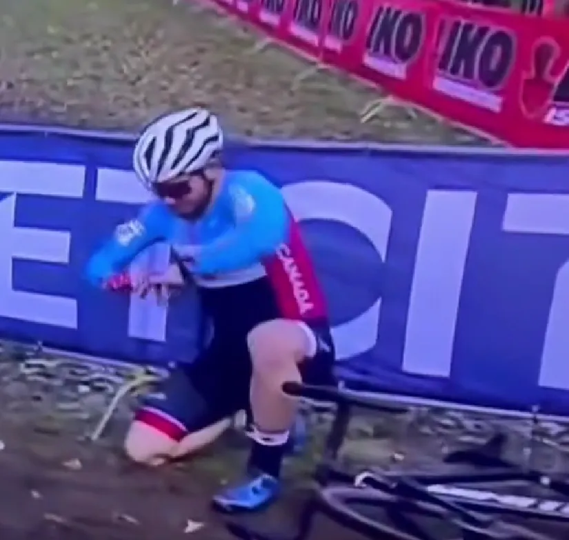 Video: Rider fixes dislocated finger at Cyclocross World Championships