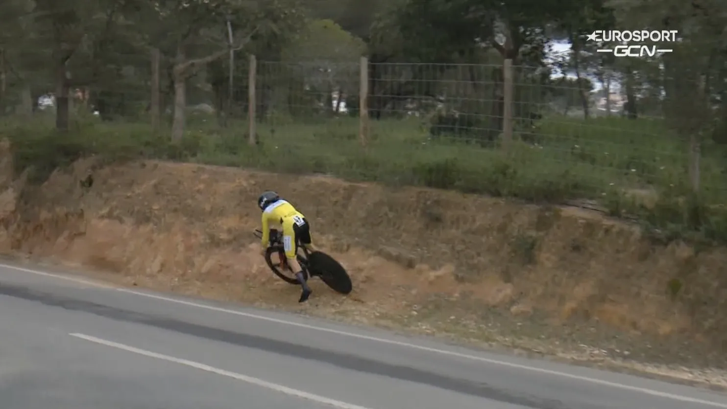 Video: Tom Pidcock goes off-road during Volta ao Algarve time-trial