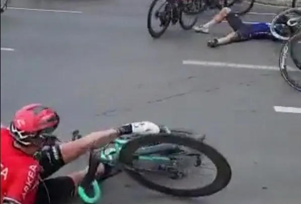 Video: José Joaquín Rojas insults Warren Barguil after crash at Vuelta a Murcia