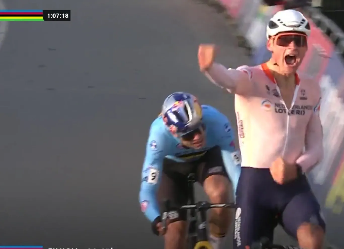 Video: The sprint between Mathieu van der Poel and Wout van Aert that decided the Cyclocross World Championships