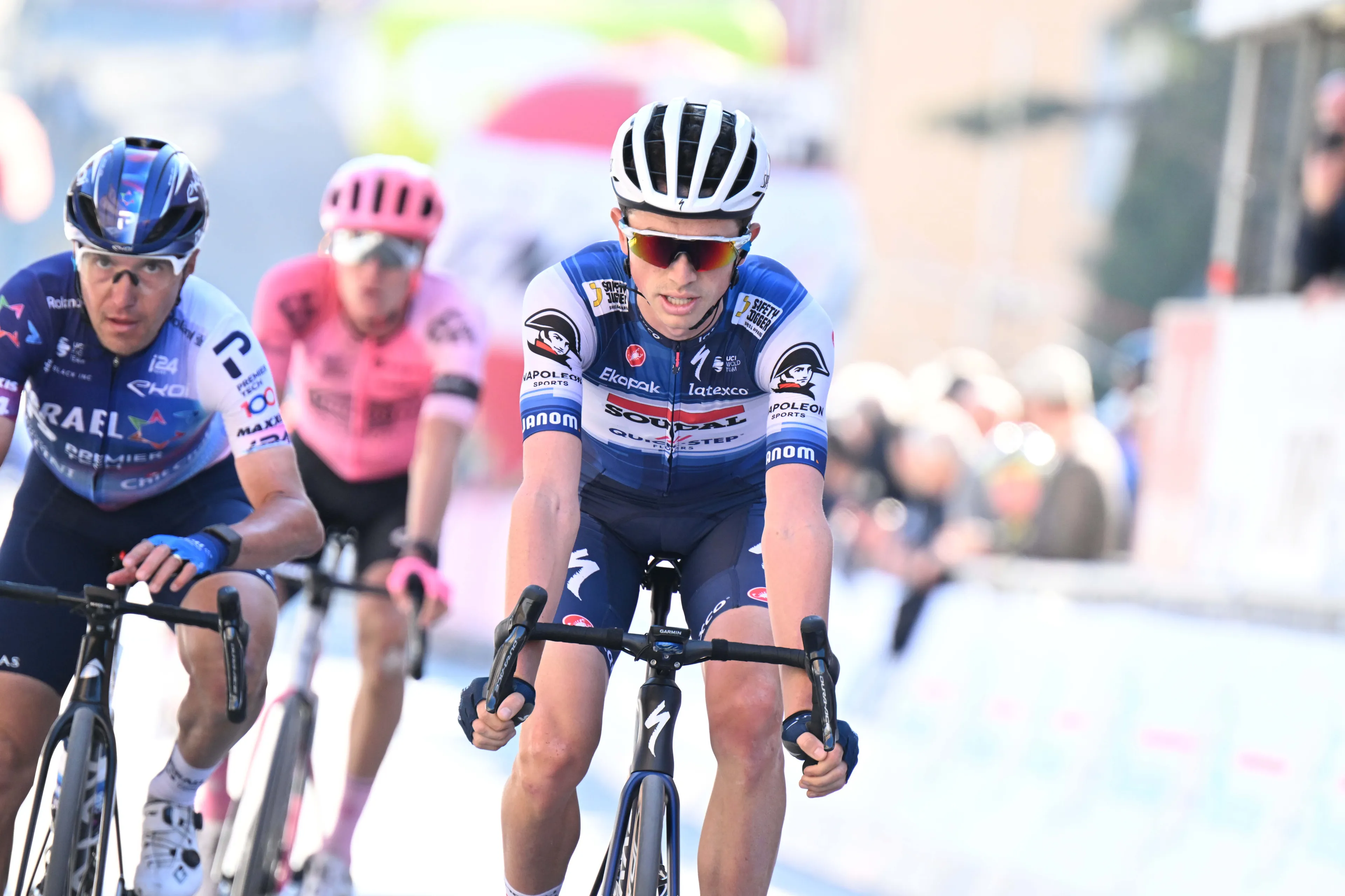 "In the end, we got really close" - Mauro Schmid wins bunch sprint for third but can't catch Landa & Vingegaard at Itzulia Basque Country
