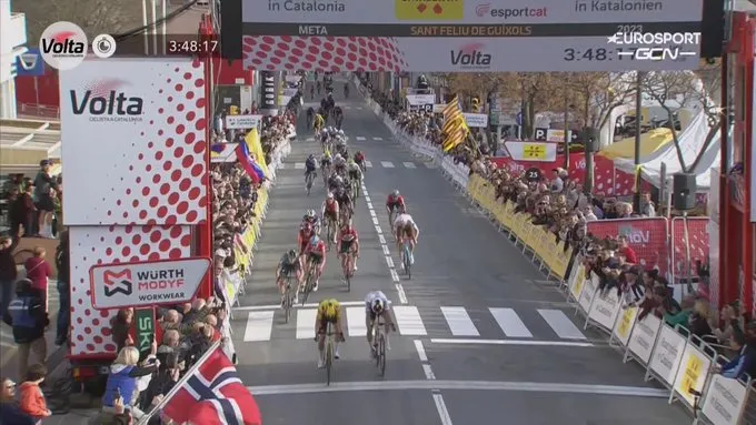 Video: The sprint between Primoz Roglic and Remco Evenepoel at Volta a Catalunya's stage 1
