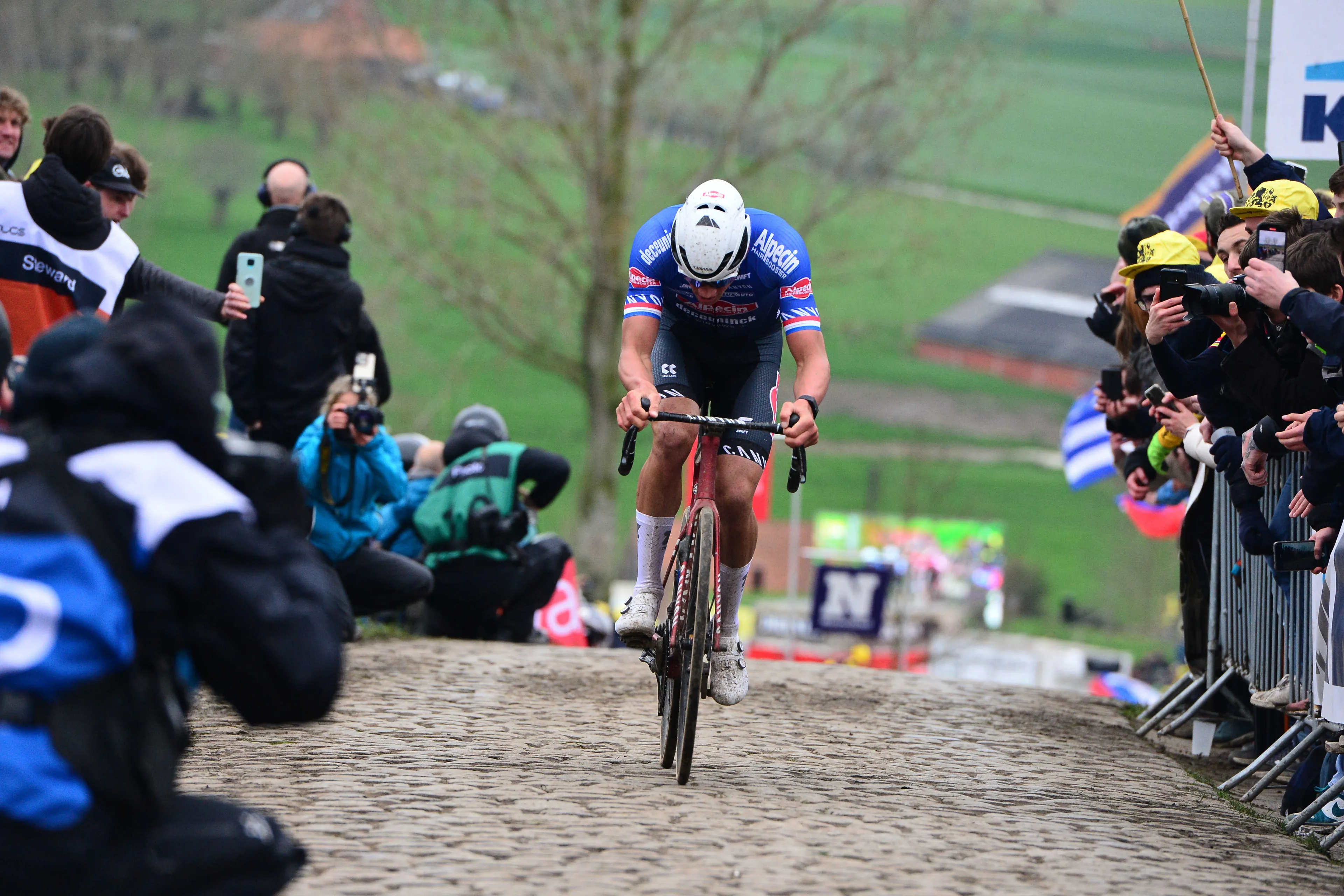 "The advantage for Mathieu van der Poel was enormous” - Sven Nys criticises race motorbikes in Tour of Flanders final kilometres