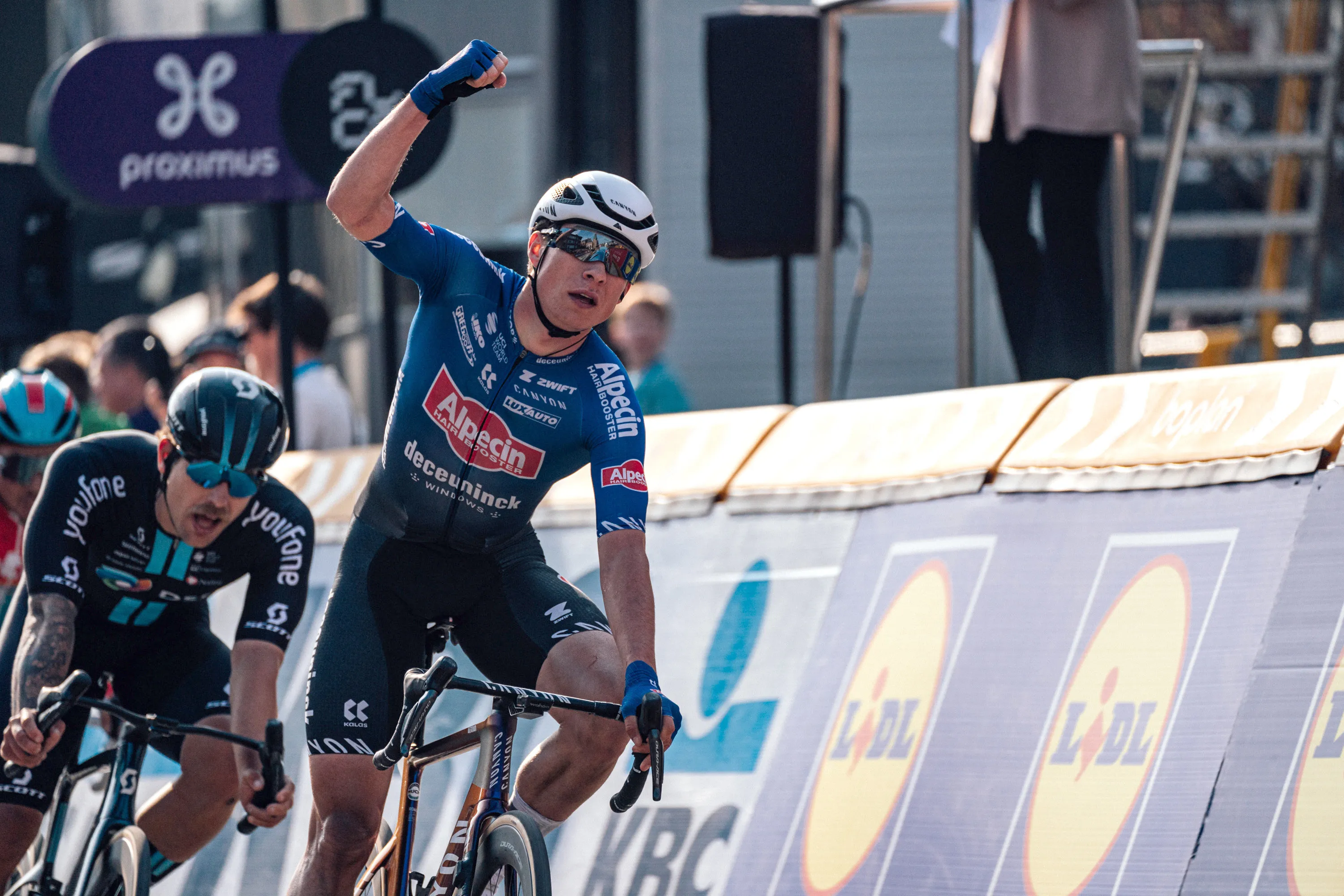 Mathieu van der Poel leads out Jasper Philipsen to victory on opening Baloise Belgium Tour stage