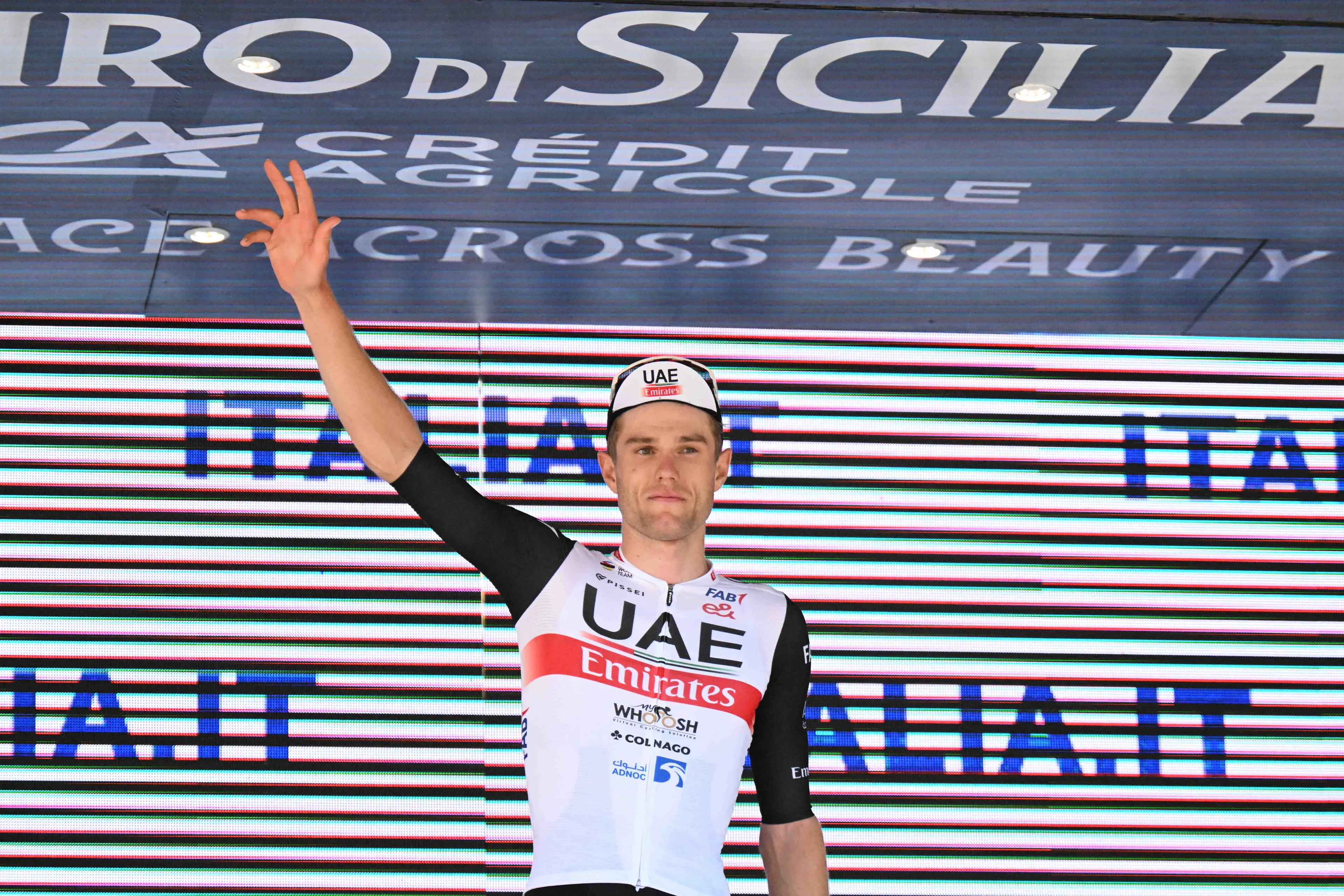 Finn Fisher-Black sobe ao pódio do AlUla Tour depois de um esforço corajoso na última etapa: "Uma boa experiência de aprendizagem"