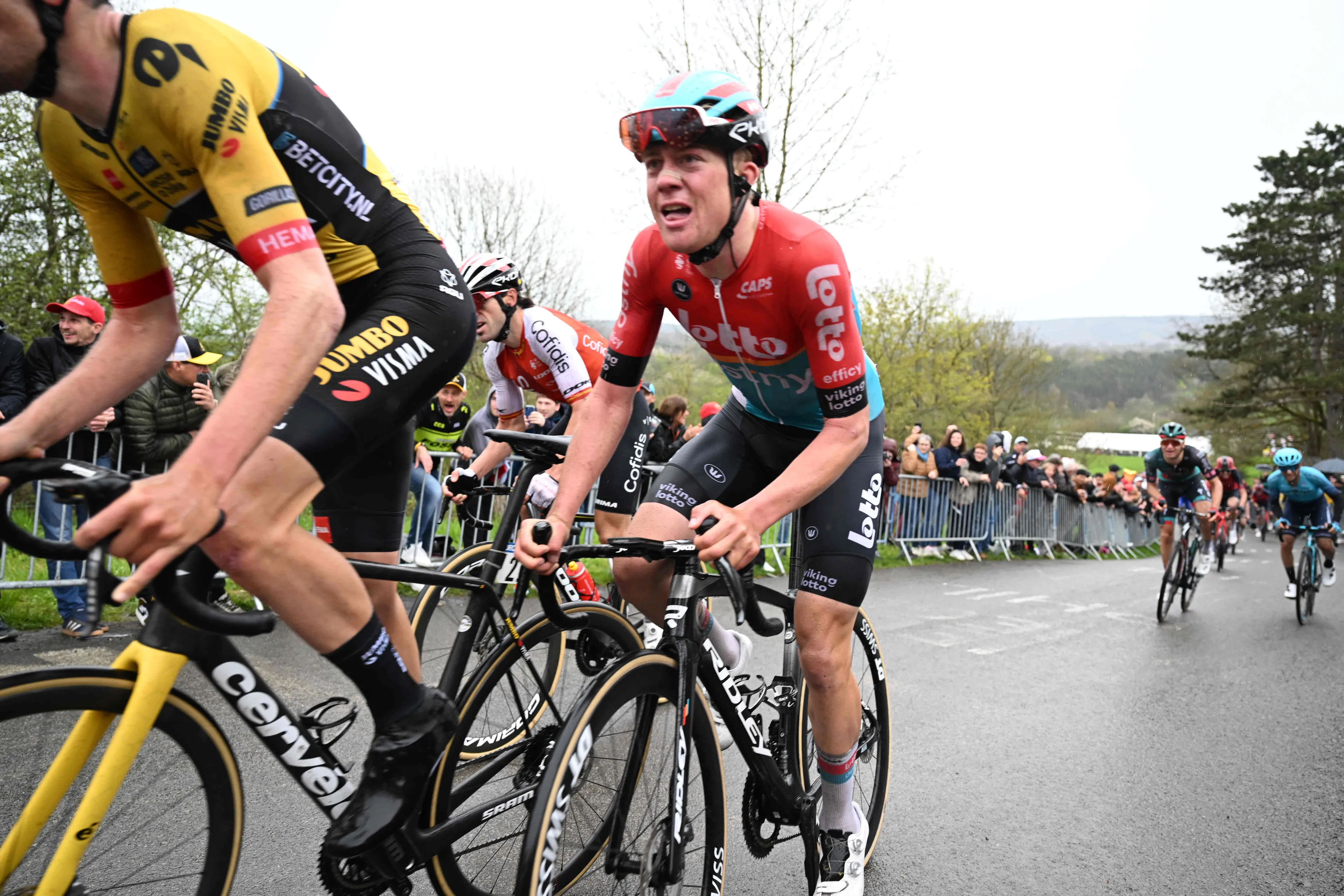Maxim van Gils wins exciting Eschborn-Frankfurt decided in a sprint; Alex Aranburu and Riley Sheehan complete podium