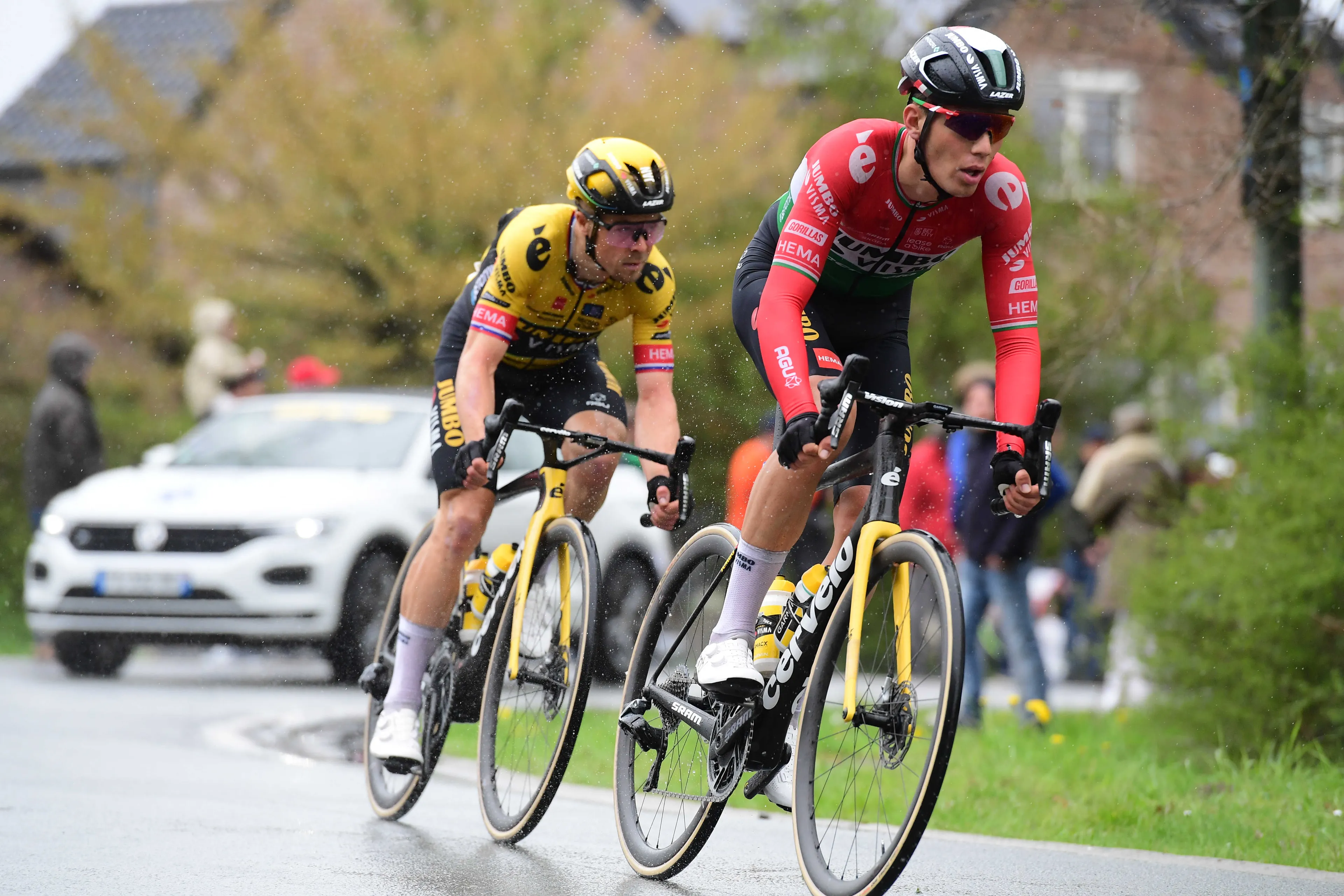 "We heard at the foot of the final climb that Nathan is awake again and feels reasonably okay" - Attila Valter reveals Jumbo-Visma were getting updates on Nathan Van Hooydonck during stage 16 of La Vuelta
