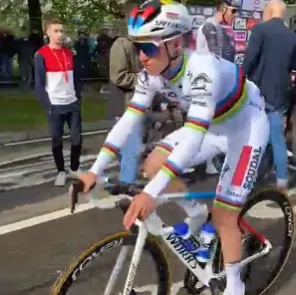 Remco Evenepoel debuts fresh World Champion equipment at the start of Liège-Bastogne-Liège