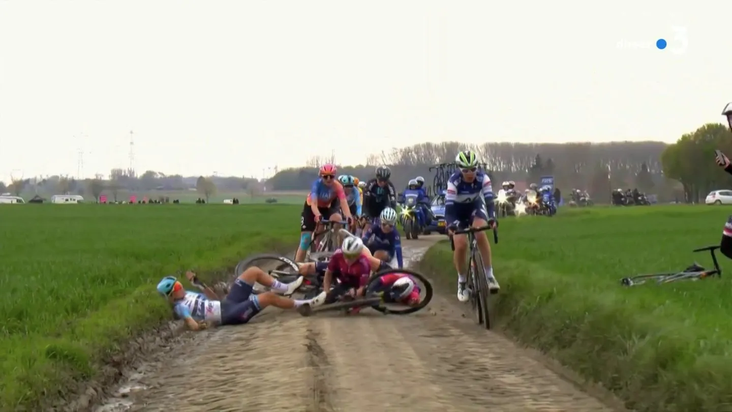 VIDEO: Big crash at Paris-Roubaix Femmes takes down many of the favourites