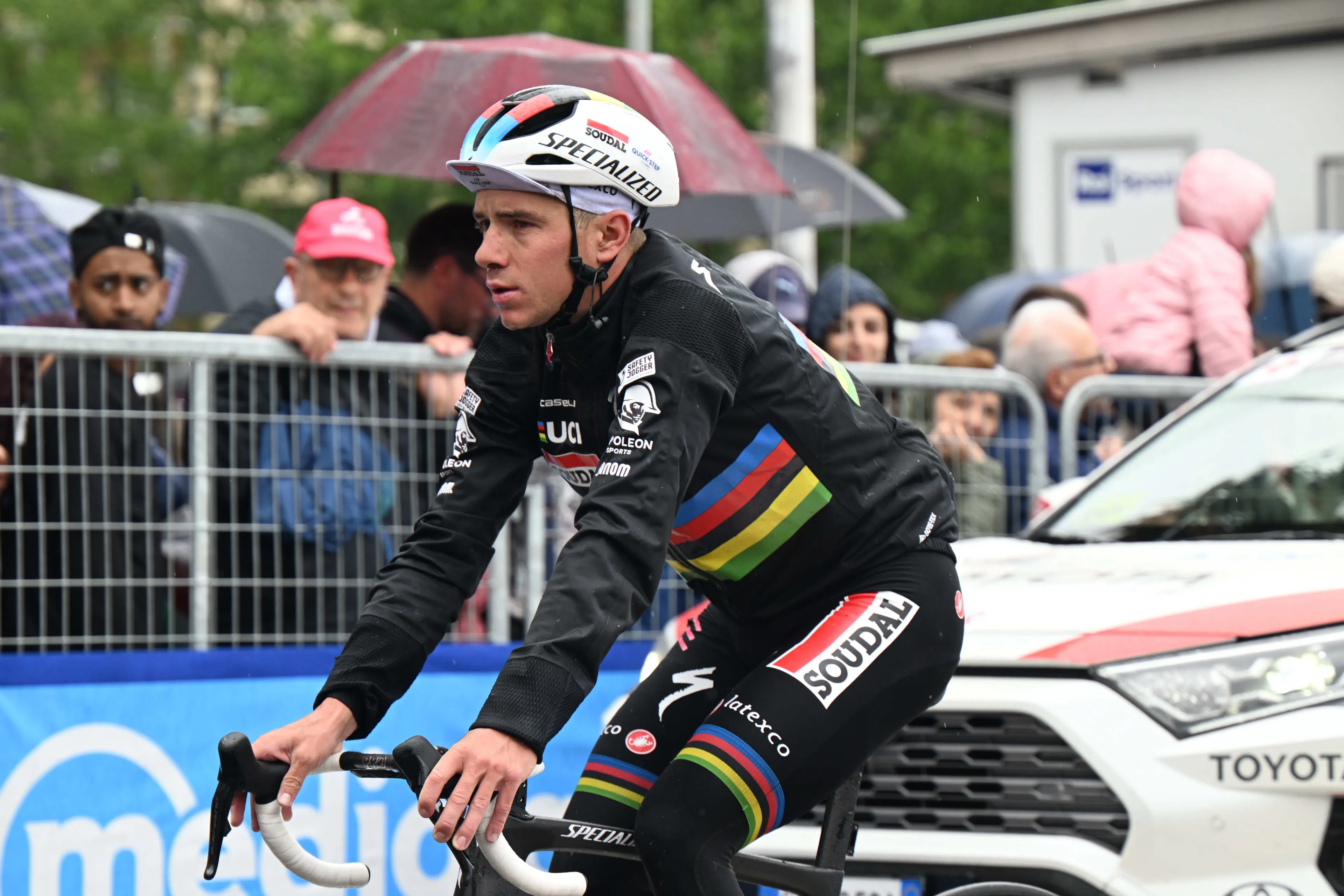 Trek-Segafredo DS on Giro crash: "It's an unfortunate fall and I understand Remco's frustration, but he should have just looked ahead”