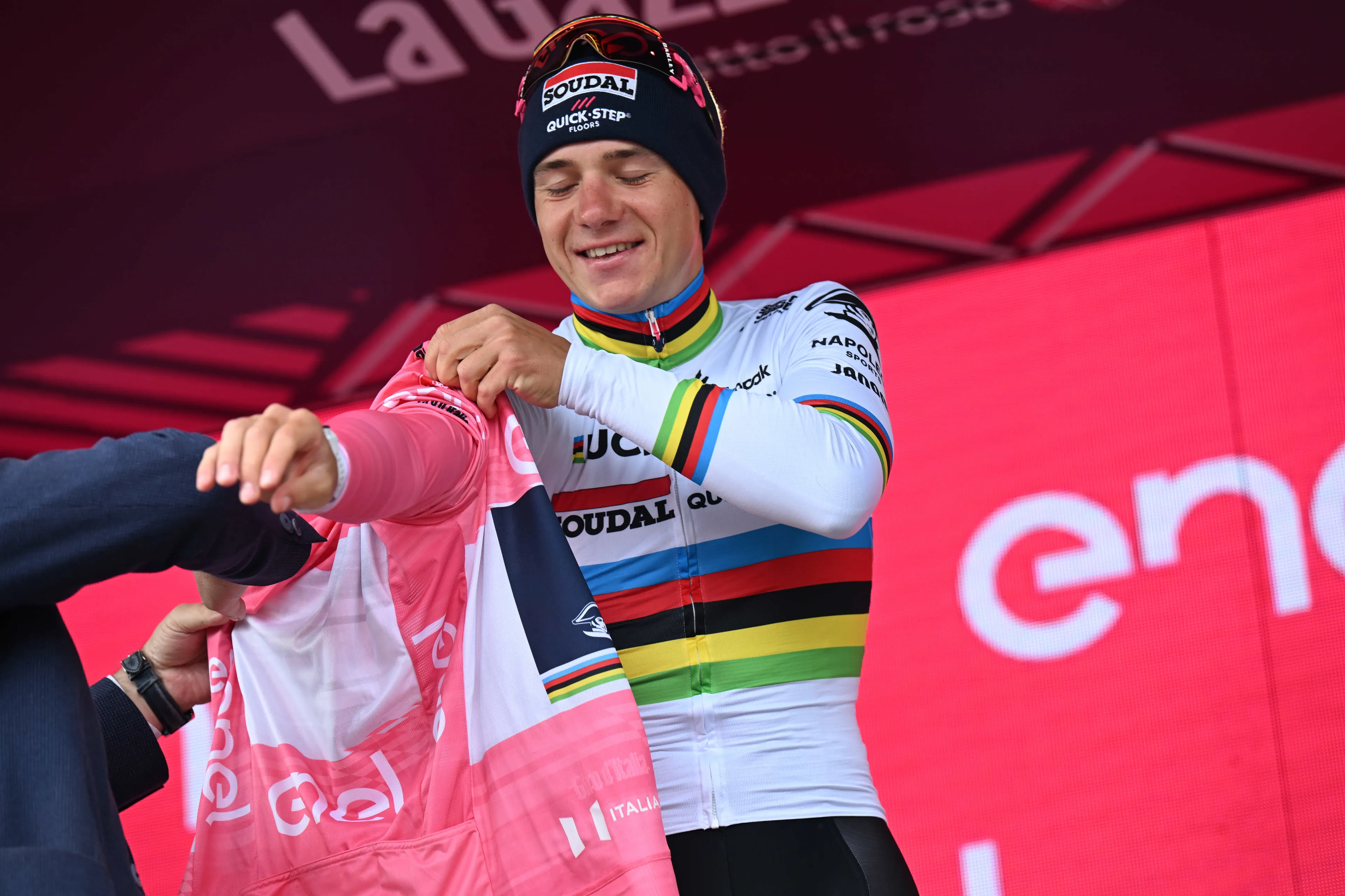 Lefevere shrugs off Evenepoel's INEOS rumours: "If INEOS wants to try to sign him, I wish them luck!"