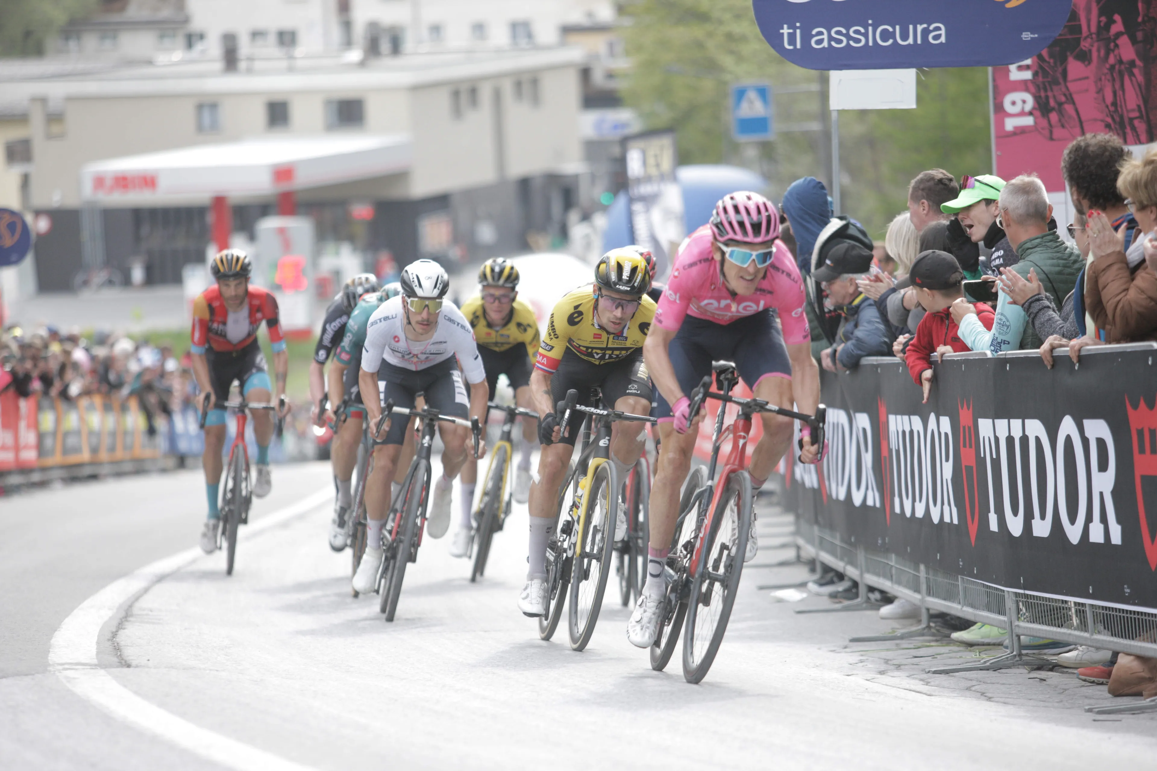 Geraint Thomas on lack of Roglic attacks: "I think Primoz is happy to keep me in the jersey for a few more days"