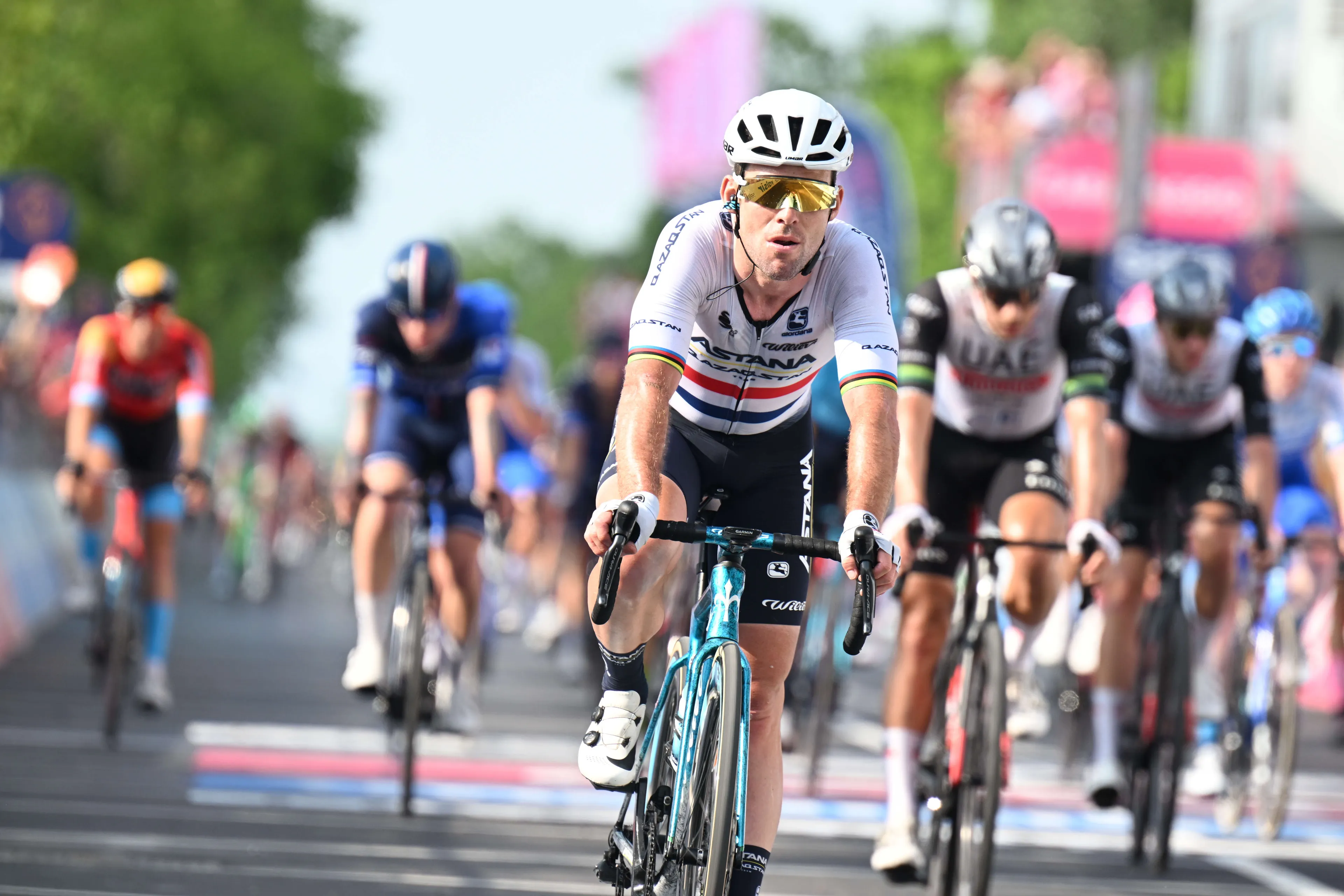 Adam Blythe comments as Mark Cavendish gets involved in an argument following unsuccessful stage 17