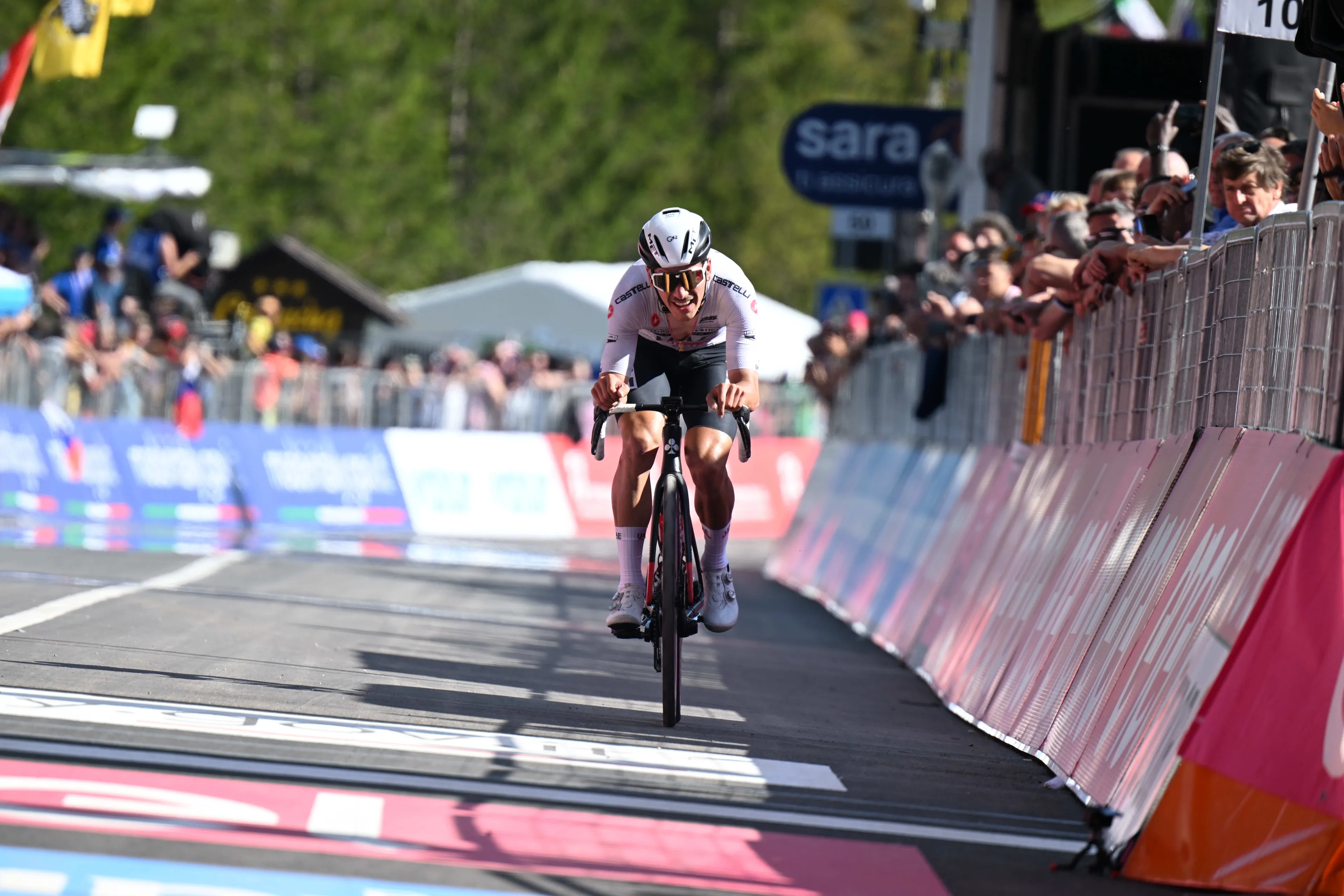 UAE Team Emirates remain upbeat despite first sign of weakness from Joao Almeida: "He didn't lose that much to his two competitors"
