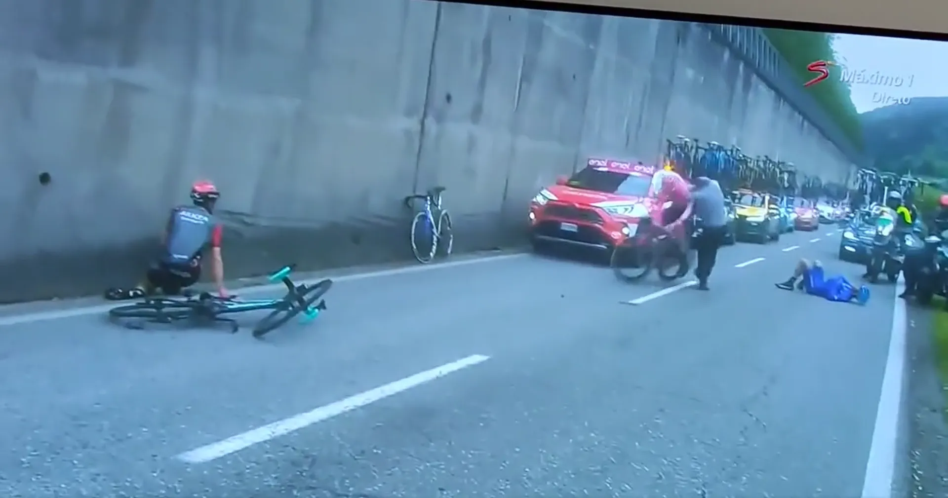 VIDEO: Alberto Bettiol wiped out by staff member after crash involving Barguil and Postlberger