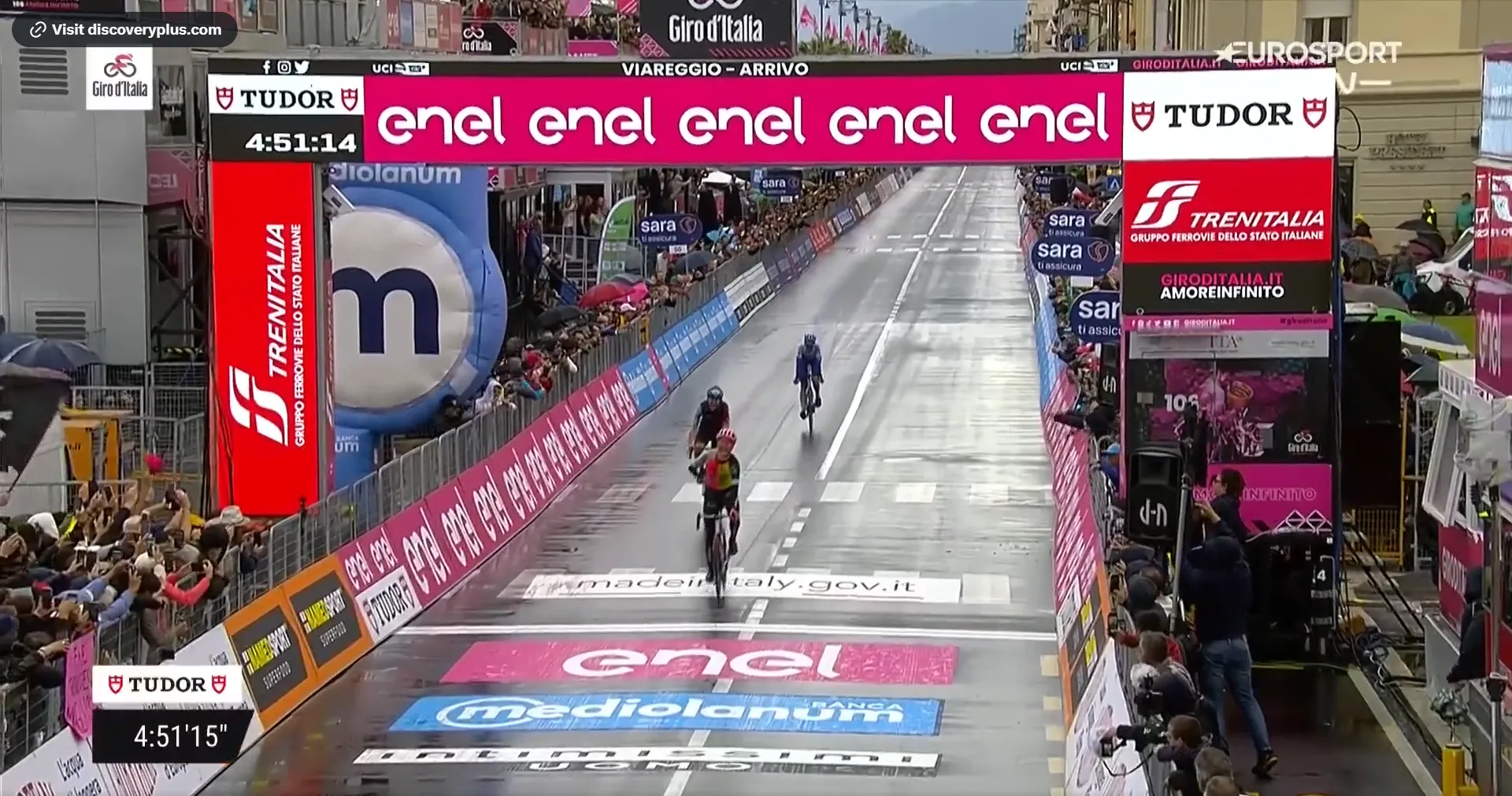 VIDEO: Magnus Cort sprints to victory as the breakaway narrowly holds off the peloton on stage 10 of the Giro d'Italia