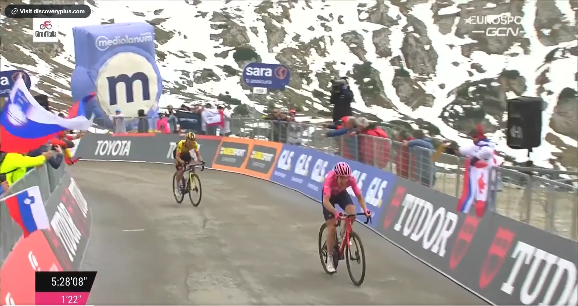 VIDEO: Primoz Roglic recovers from Geraint Thomas attack to gap him on the line
