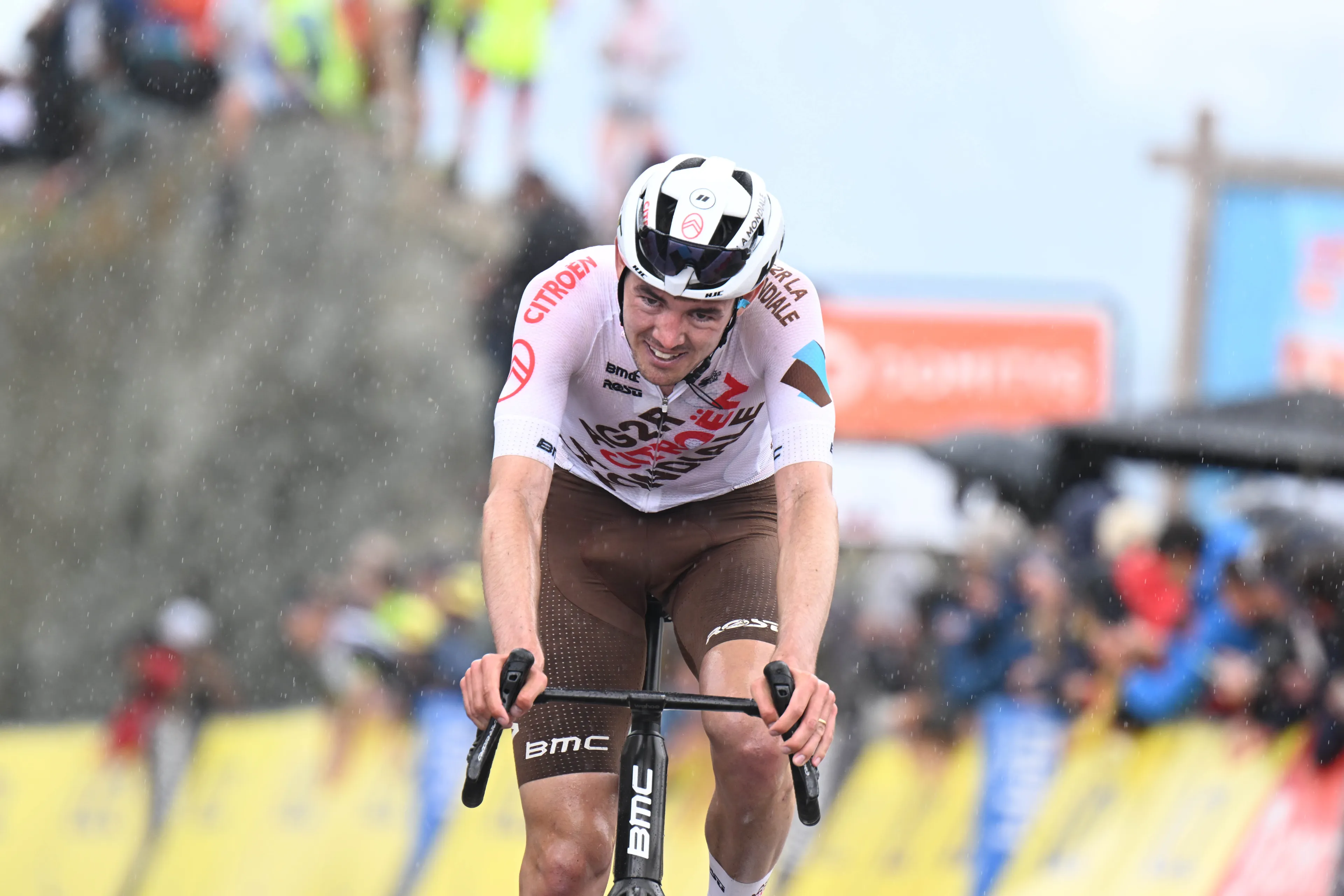 Ben O'Connor vence no topo de Jebel Jais no UAE Tour com um ataque perfeito - Jay Vine é o novo líder da corrida, depois de McNulty ceder e Yates abandonar