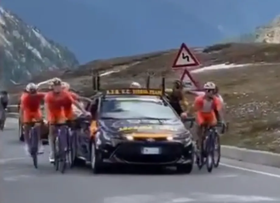 VIDEO: 24 riders disqualified from under-23 Giro rider after grabbing onto cars and motorbikes at Passo dello Stelvio