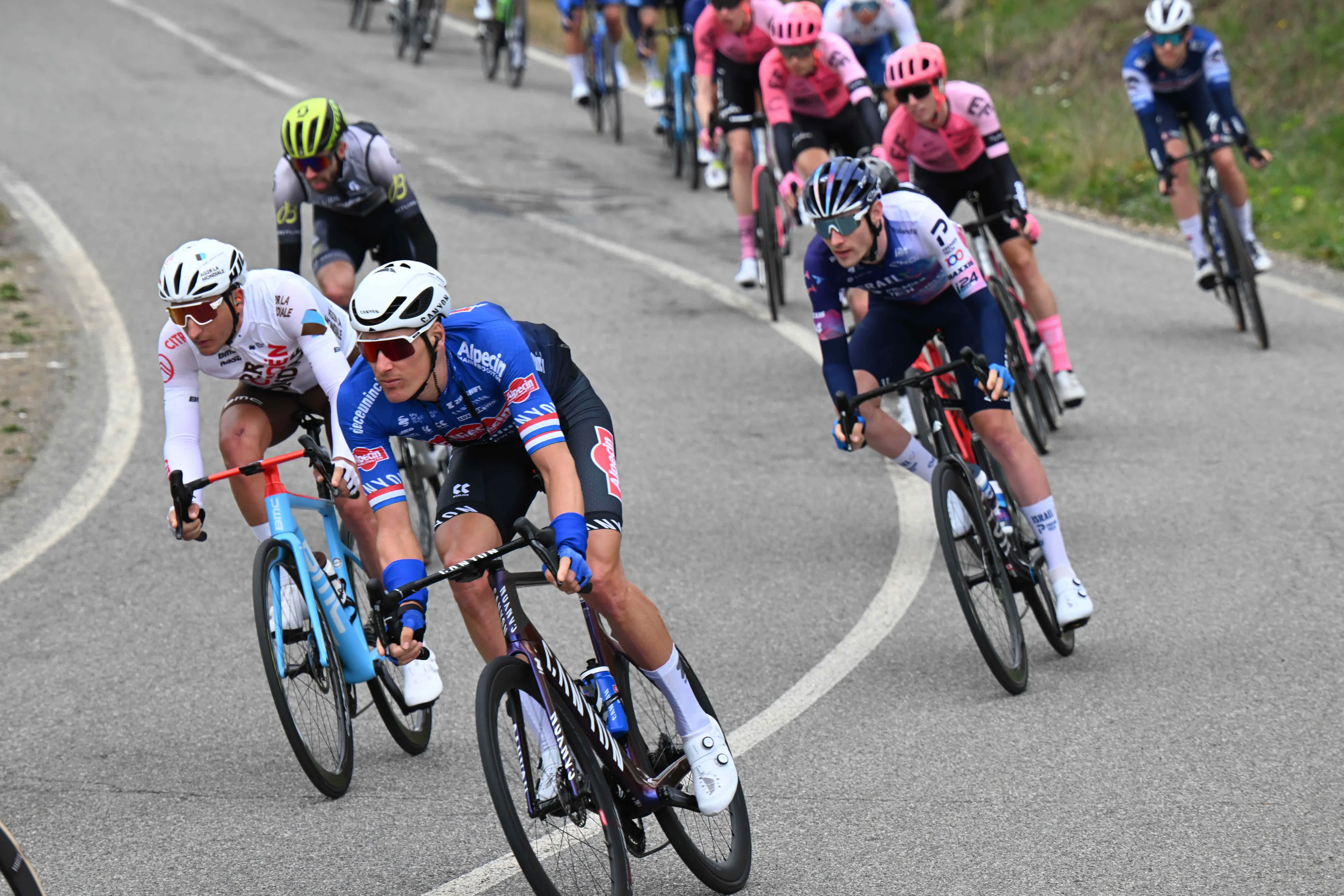 Dois profissionais de longa data, com um total de 28 vitórias no World Tour, penduram a bicicleta no final de 2024