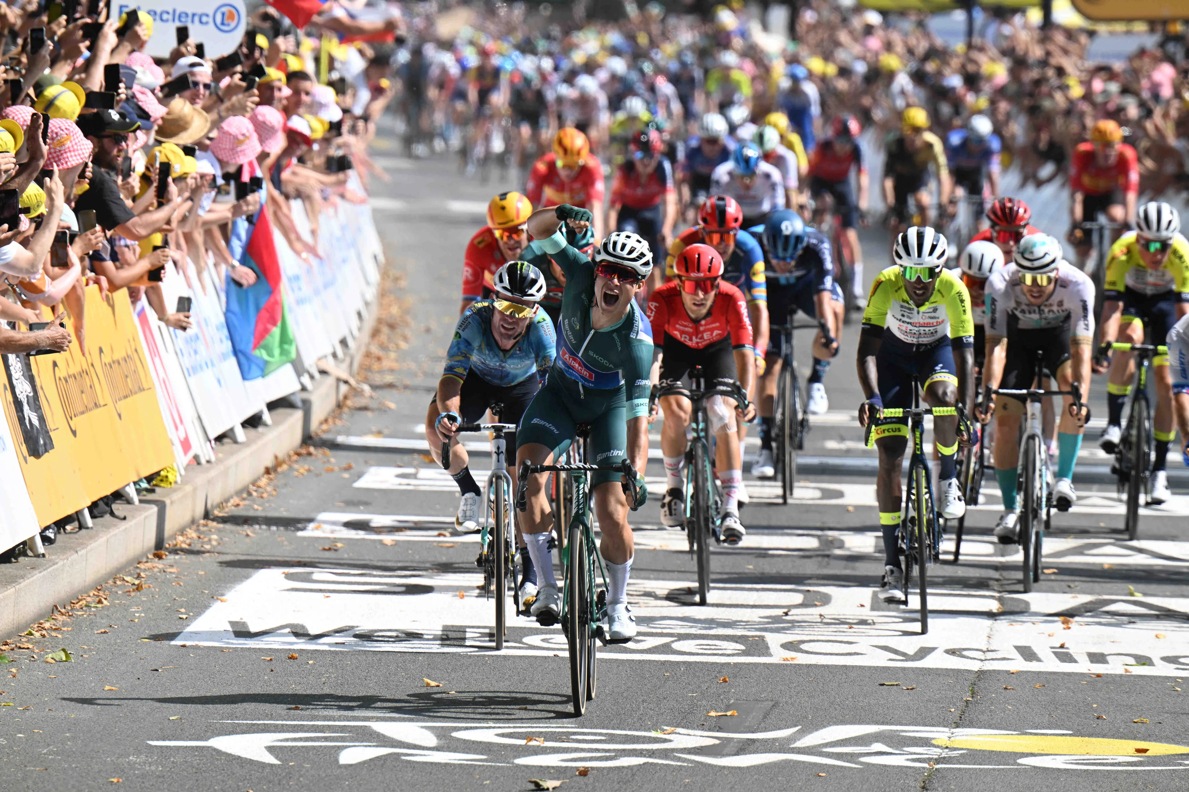 Jasper Philipsen shares anecdote from his third stage win on last year's Tour de France: "It was like a funeral on the bus. There they were on their TV, 3km from the finish"