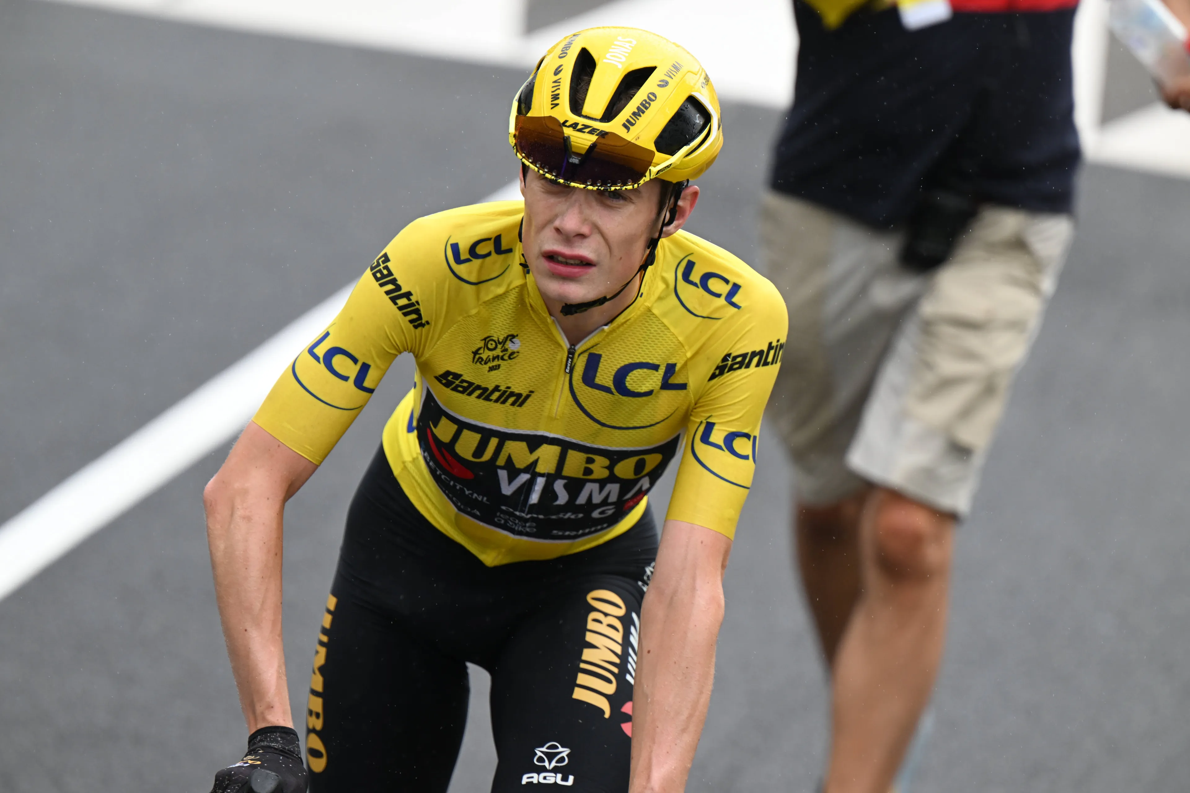 Jonas Vingegaard resists another dangerous Tour de France day and carries yellow jersey into mountains: "I'm ready for a big fight tomorrow and hoping for my best legs"