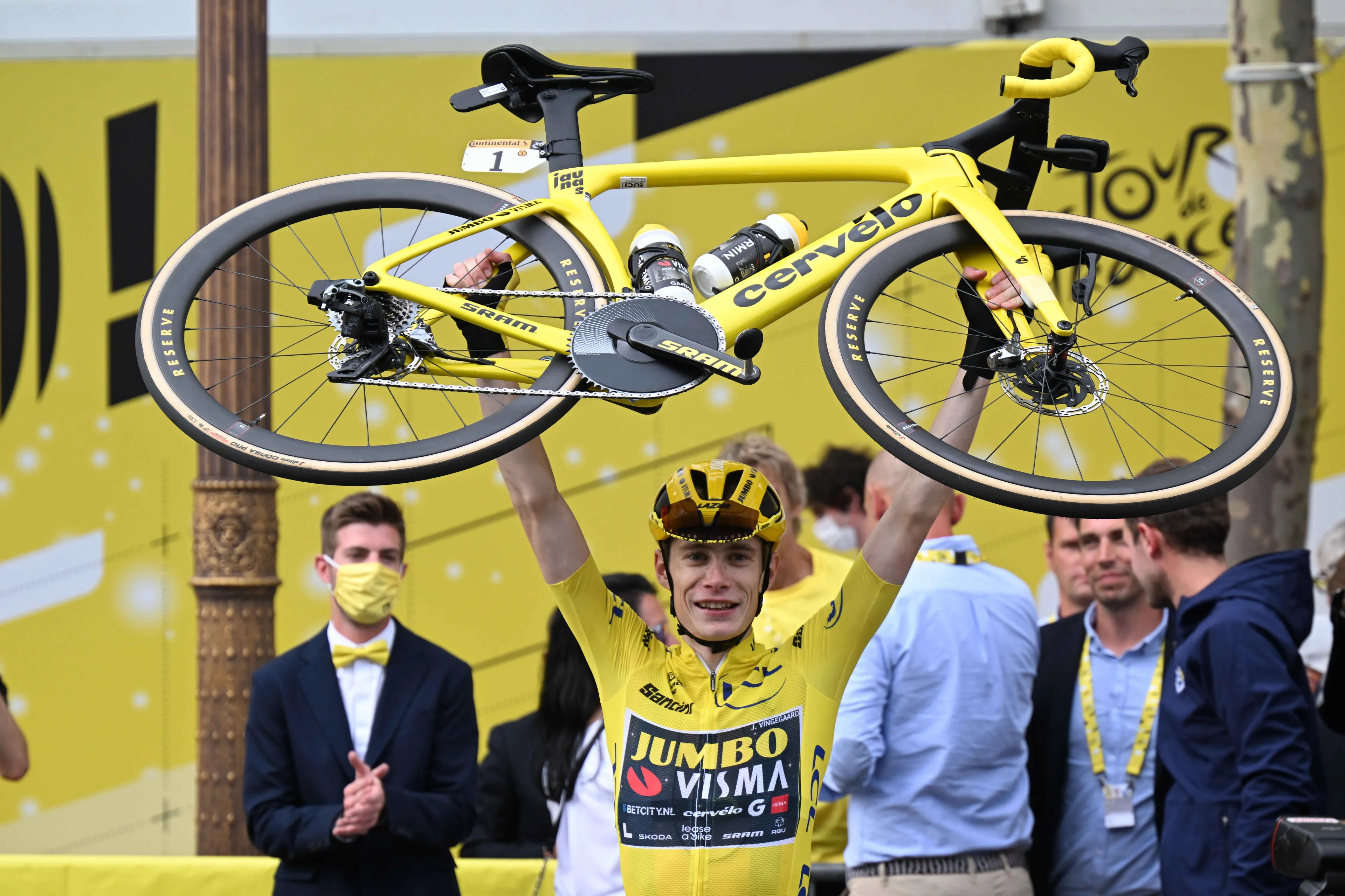 Hollywood actor Ben Stiller pays tribute to Jonas Vingegaard: "Just so cool that a visit to the elderly is what the Tour de France champion makes his priority"