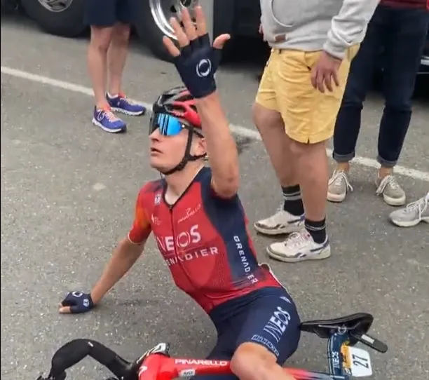 VIDEO: Carlos Rodríguez knocked to the ground by fan after Tour de France finale